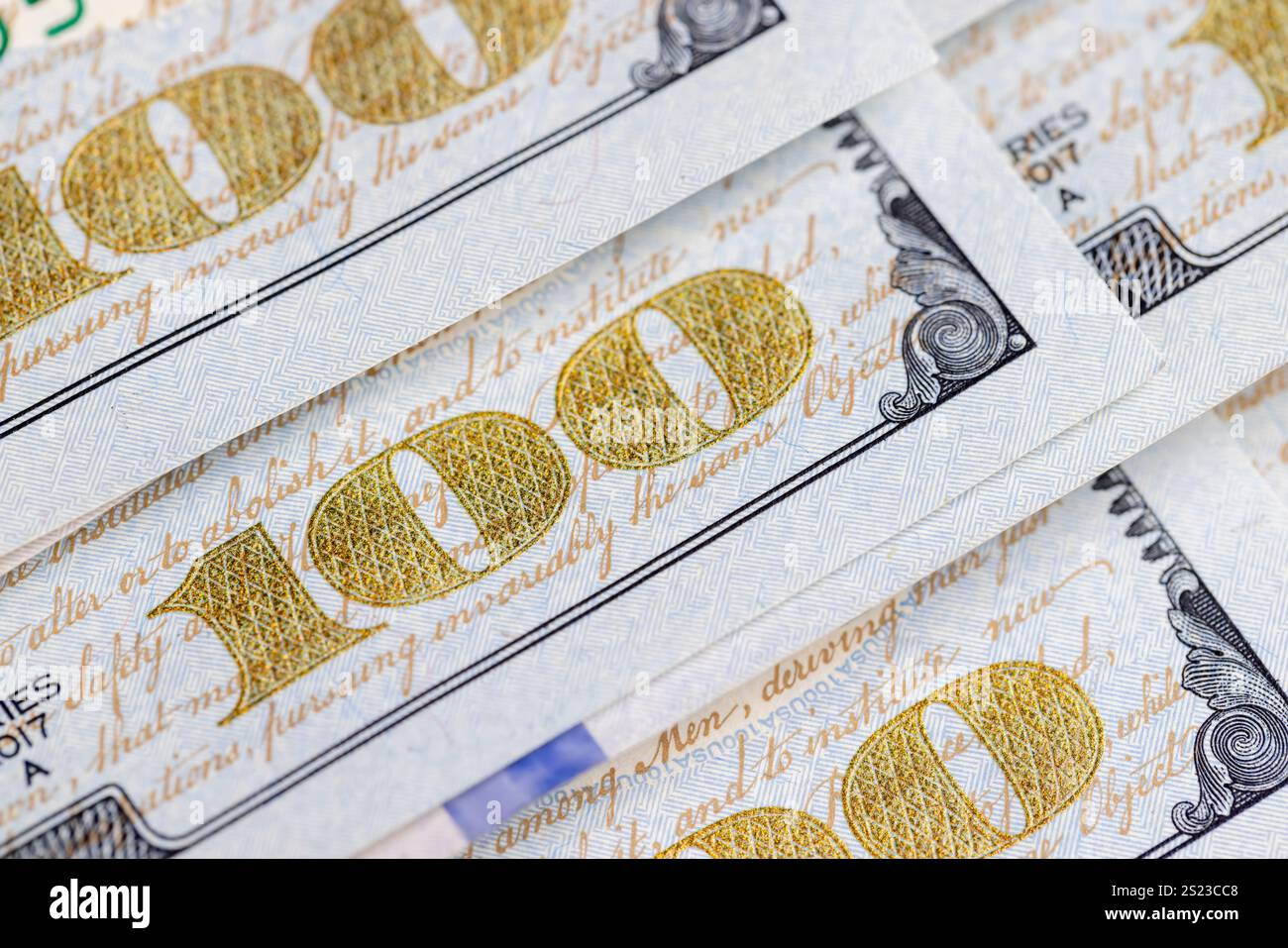 Figura 100 del valore nominale dei dollari americani in primo piano, dettagli di un gruppo di banconote in dollari americani Foto Stock