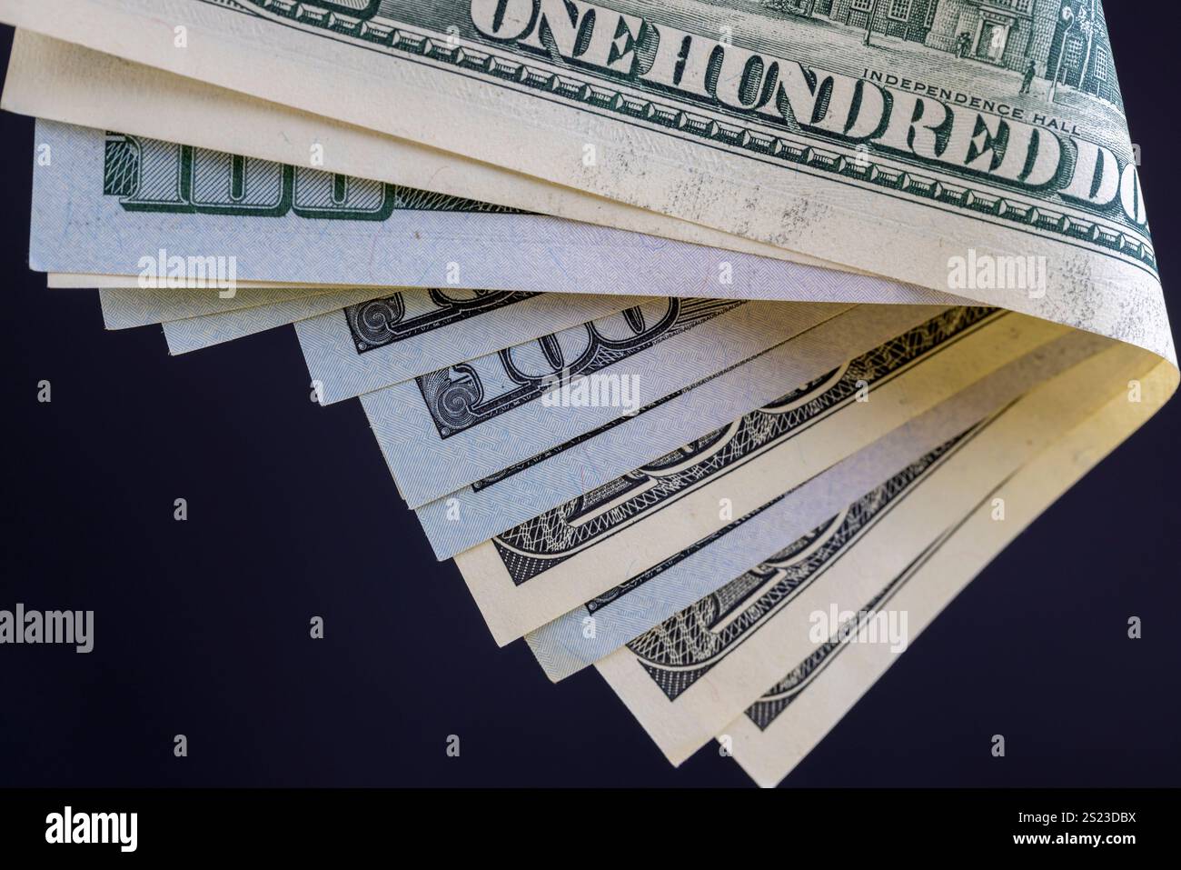 Banconote da cento dollari impilate insieme, un gruppo di autentici contanti americani di cento dollari Foto Stock