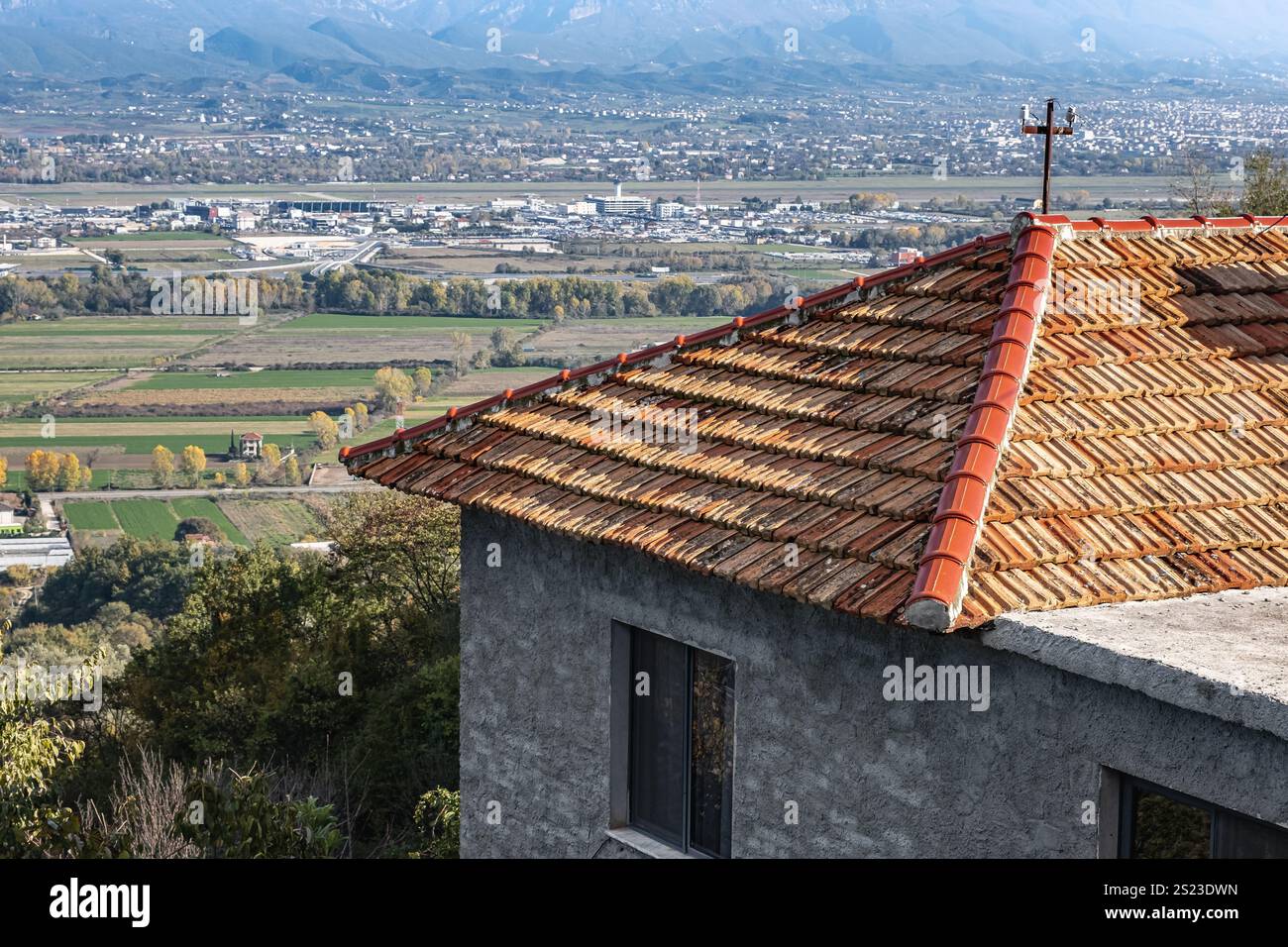 Vista delle tegole di una casa di famiglia. Stile retrò del tetto con piastrelle. I tradizionali tetti di argilla dell'Albania. Vista della città dall'alto. Il ro piastrellato Foto Stock