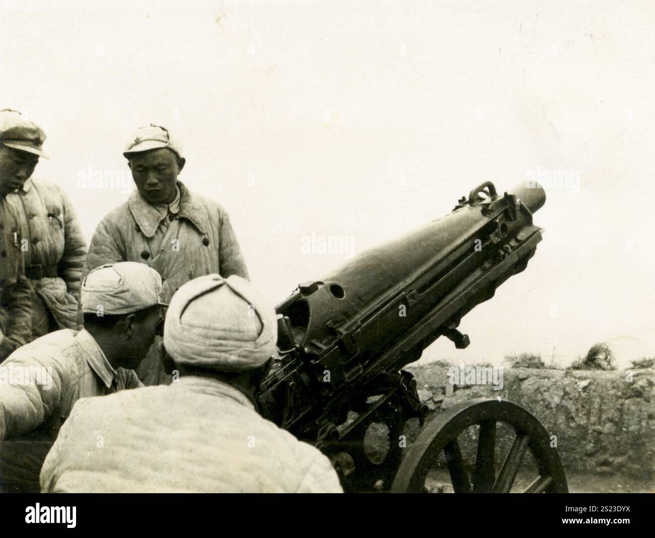 Artiglieria dell'esercito cinese nella guerra di Corea / 1951 / storico equipaggio di artiglieria che si prepara all'azione durante un'operazione militare in un contesto storico di conflitto. Foto Stock