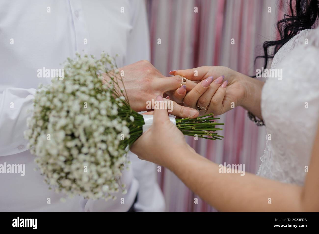 Cerimonia di nozze romantica con scambio di anelli e bouquet. Foto Stock