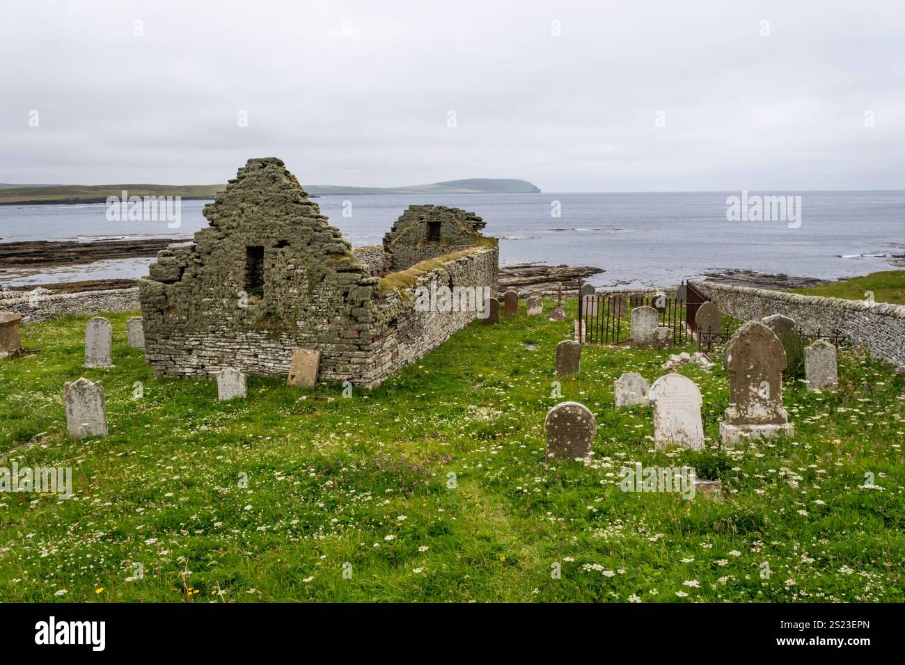 Le rovine della chiesa di Santa Maria e del cimitero sulla costa occidentale di Rousay, nelle Orcadi. Foto Stock