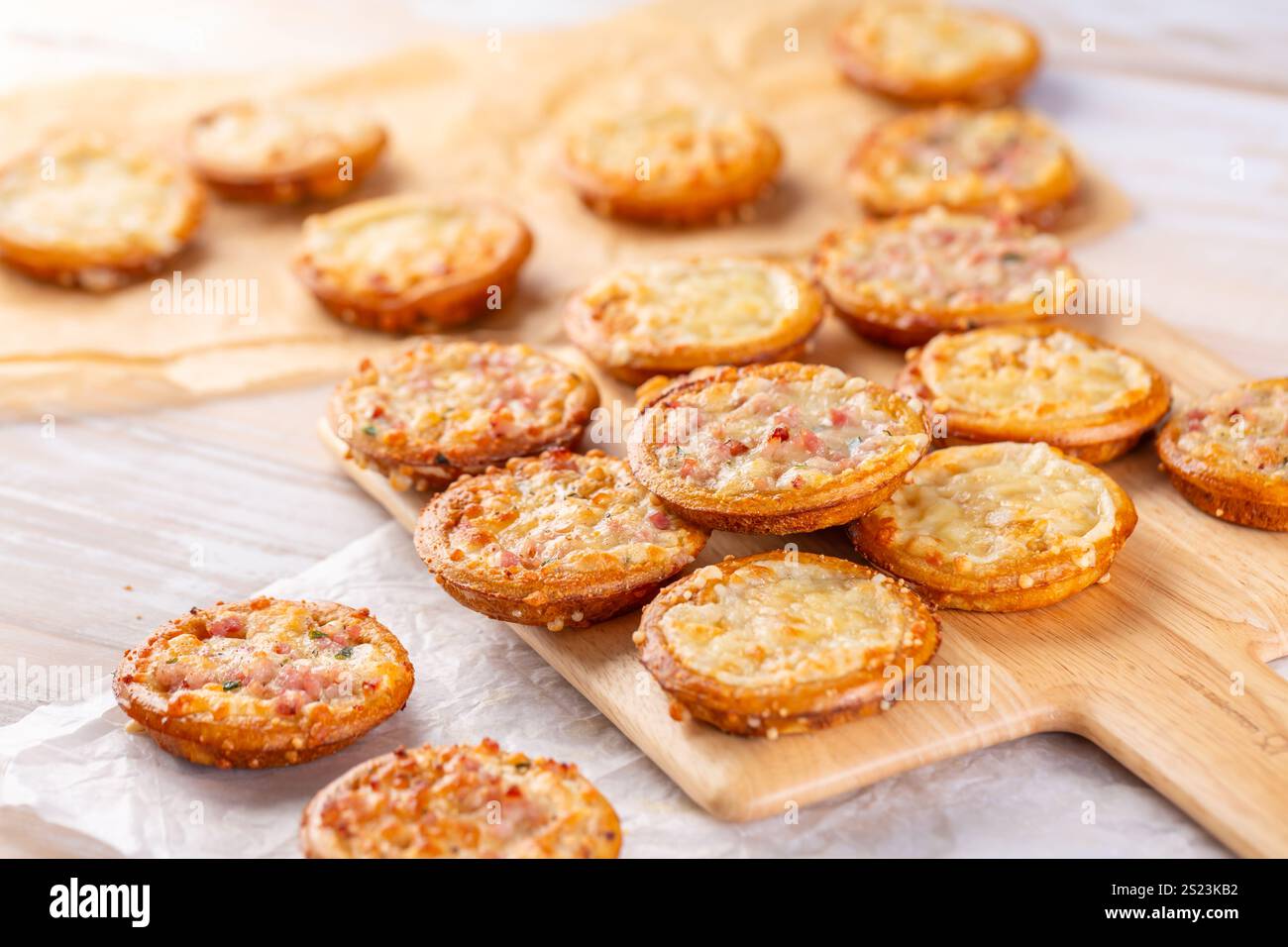 Piccole tarte flambees o pizze con formaggio, cipolla e pancetta a base di pasta pretzel Foto Stock