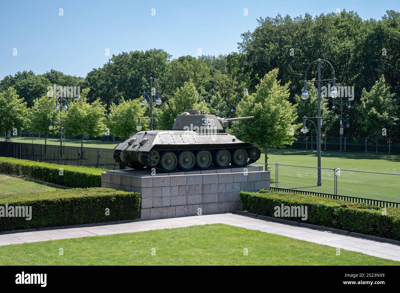 17.05.2024, Berlino, Germania, Europa - Un ex carro armato T-34 dell'Armata Rossa si trova presso il Memoriale di guerra sovietico lungo la via 17 giugno (Strasse des 17. Juni). Foto Stock