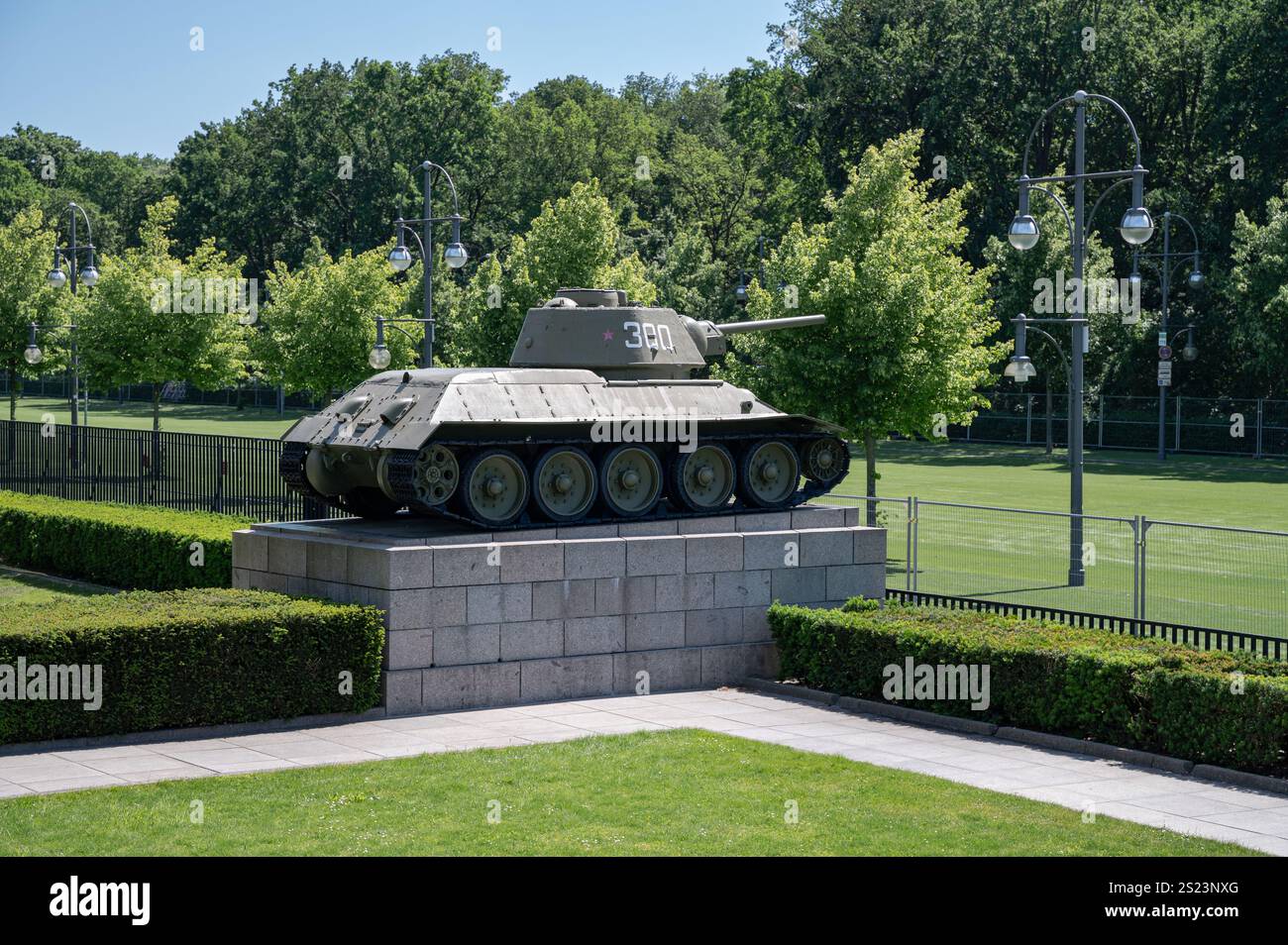 17.05.2024, Berlino, Germania, Europa - Un ex carro armato T-34 dell'Armata Rossa si trova presso il Memoriale di guerra sovietico lungo la via 17 giugno (Strasse des 17. Juni). Foto Stock