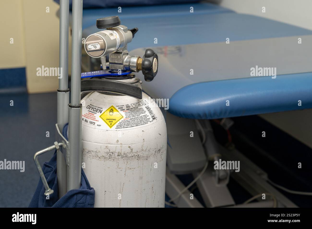 Bombola di ossigeno gas medico, pratica generale australiana, medico di medicina clinica, asma enfisema BPCO malattia polmonare respiratoria, attrezzature di emergenza Foto Stock