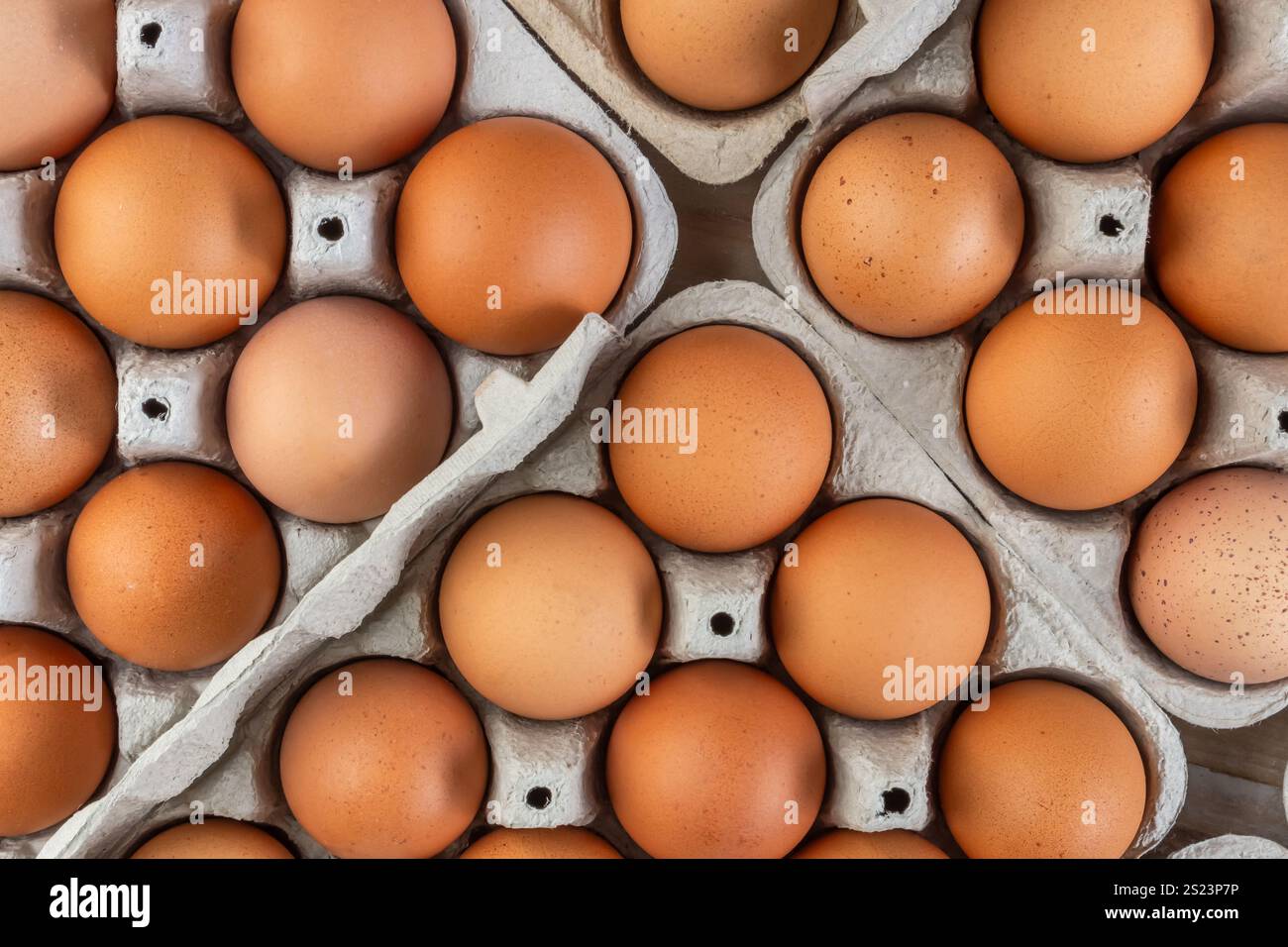 Uova biologiche di colore marrone in un vassoio di cartone Foto Stock