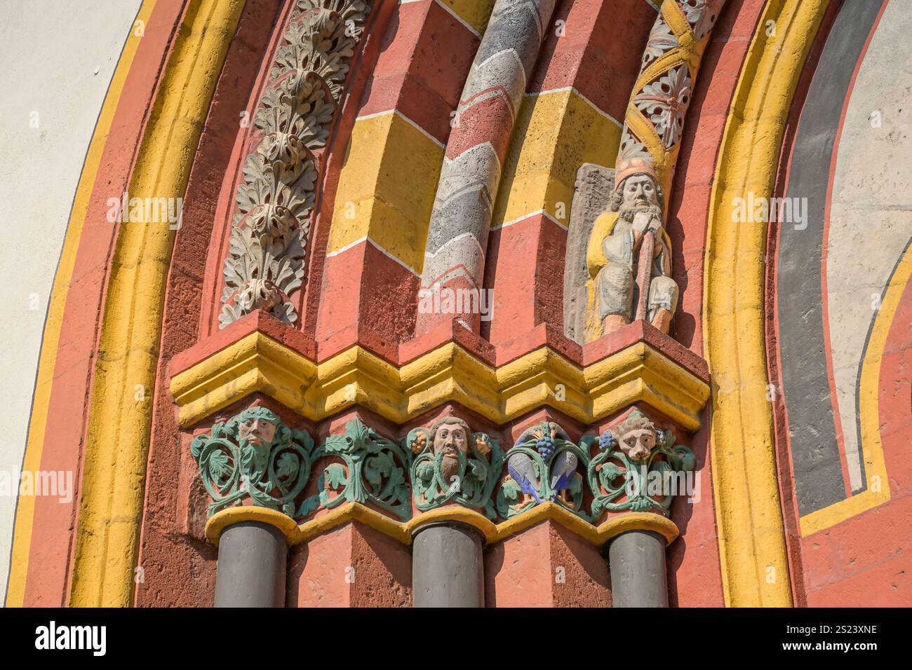 Figur am Hauptportal Dom St. Georg, Limburg an der Lahn, Landkreis Limburg-Weilburg, Assia, Deutschland *** Figura sul portale principale della Cattedrale di St. Georges, Limburg an der Lahn, distretto di Limburg Weilburg, Assia, Germania Foto Stock