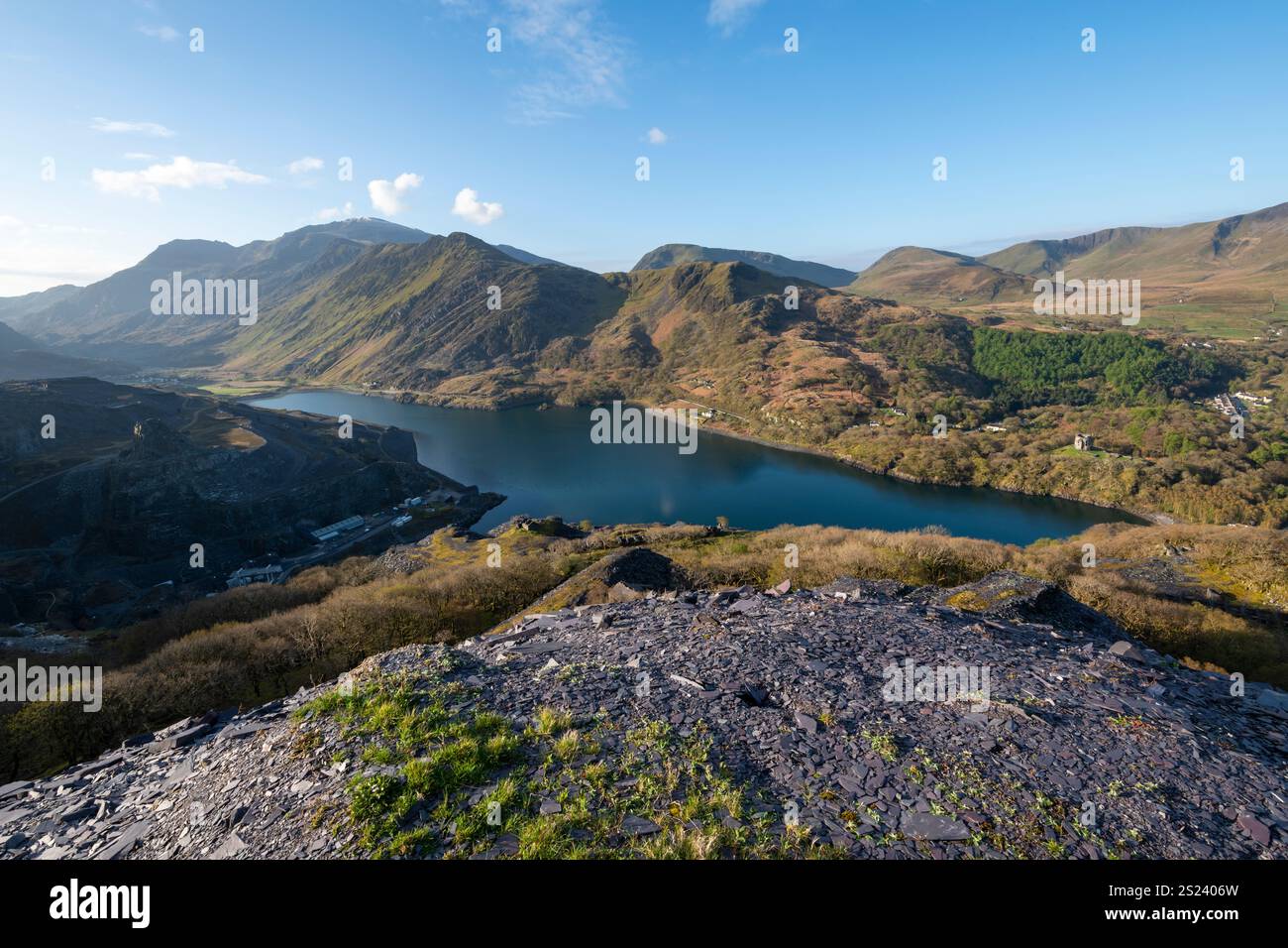 Suggestivo paesaggio intorno alla cava Dinorwig sopra la città di Llanberis, sulle montagne del Galles del Nord. Foto Stock