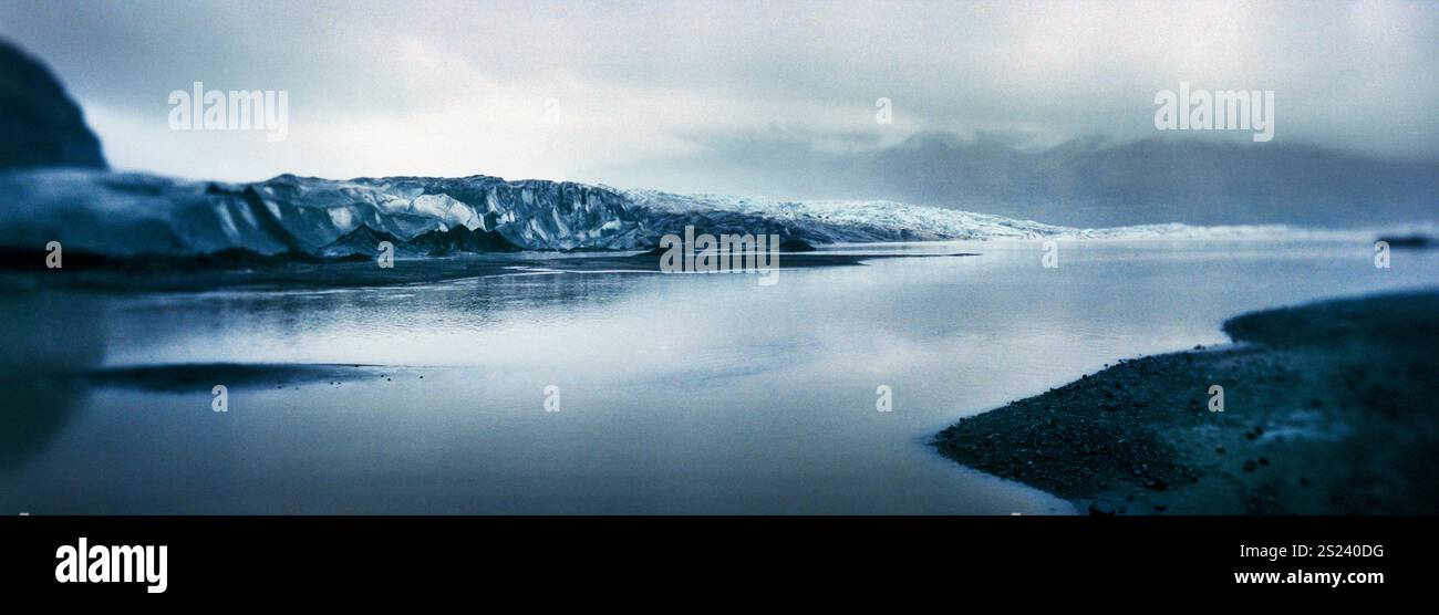 Vista panoramica della costa nebbiosa del parco nazionale Skaftafell, Vatnajökull, Islanda sudorientale, Scandinavia, Europa Foto Stock