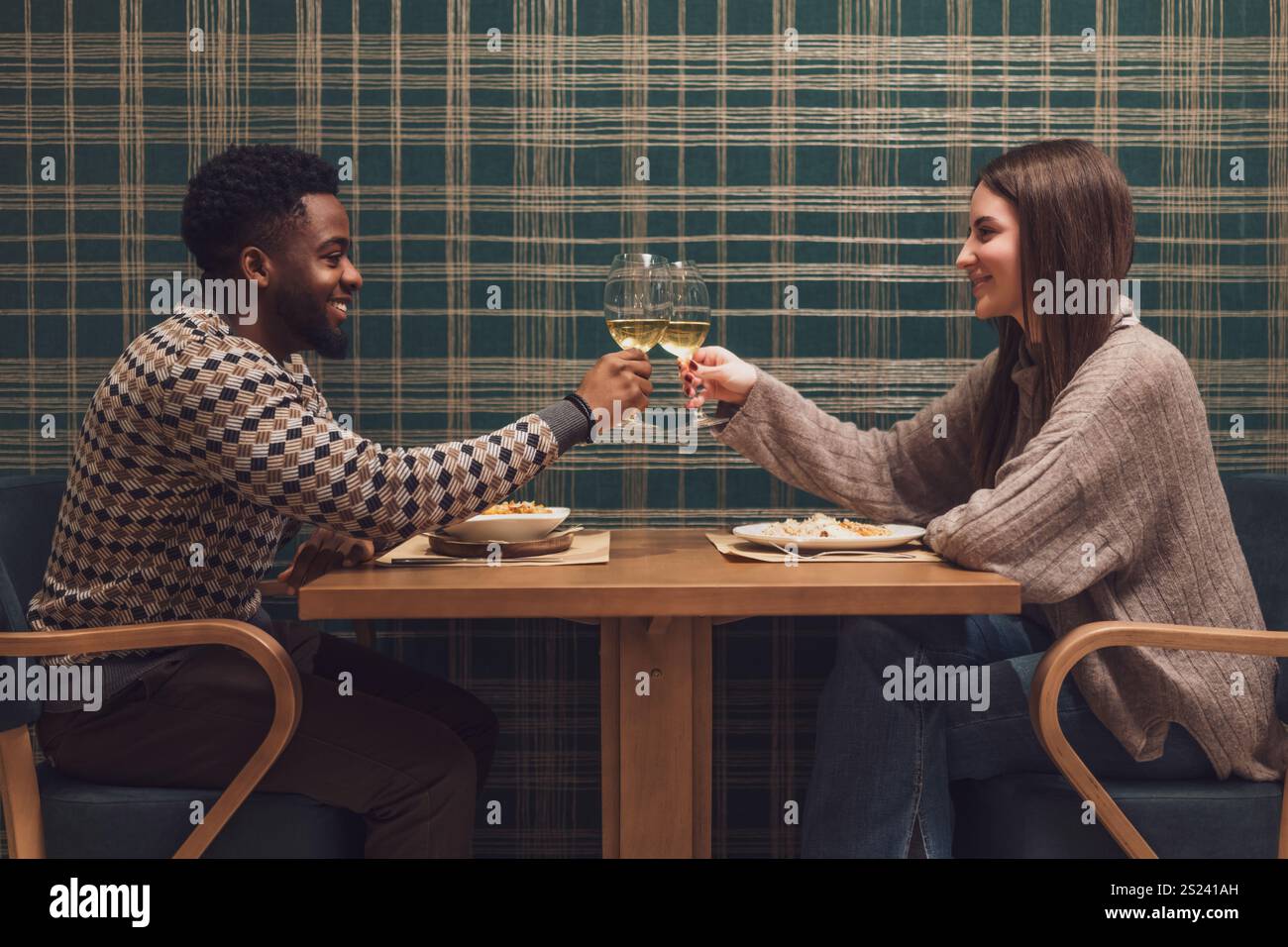 Una giovane coppia che ha una cena romantica al loro primo appuntamento. Foto Stock