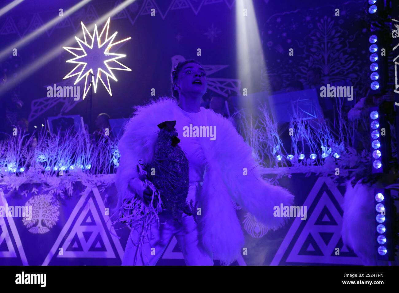 KIEV, UCRAINA - 5 GENNAIO 2025 - Un artista è sul palco durante le tradizioni del generoso spettacolo serale alla Casa Ucraina, Kiev, capitale dell'Ucraina. Shchedryi Vechir (serata generosa) è una festa popolare Ucraina celebrata il 31 dicembre, che è la vigilia di Capodanno sotto il calendario gregoriano. Foto Stock