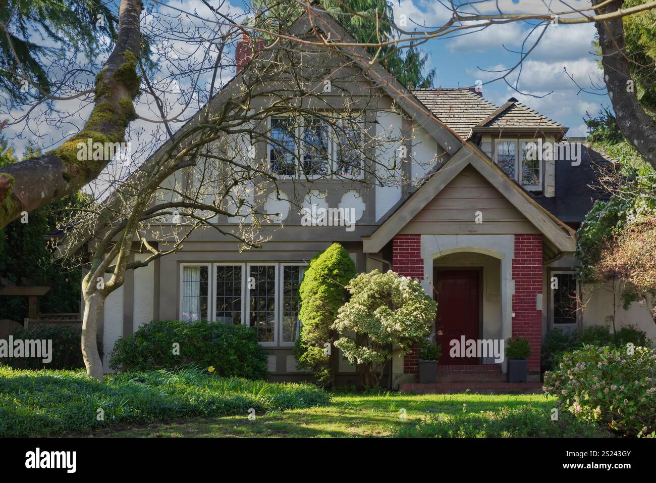 Il cottage in legno e' accoccolato tra alberi in una tranquilla foresta, offrendo un ambiente tranquillo e panoramico. Cottage con dintorni naturali, Country si Foto Stock