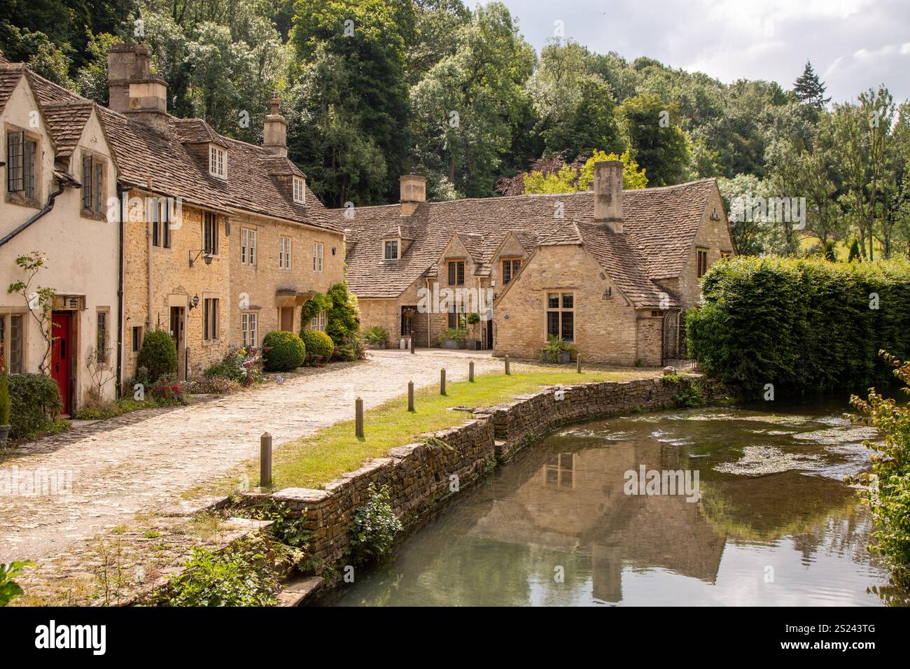 Cottage in vecchio stile su Water Lane a Castle Coombe, Wiltshire, Inghilterra Foto Stock