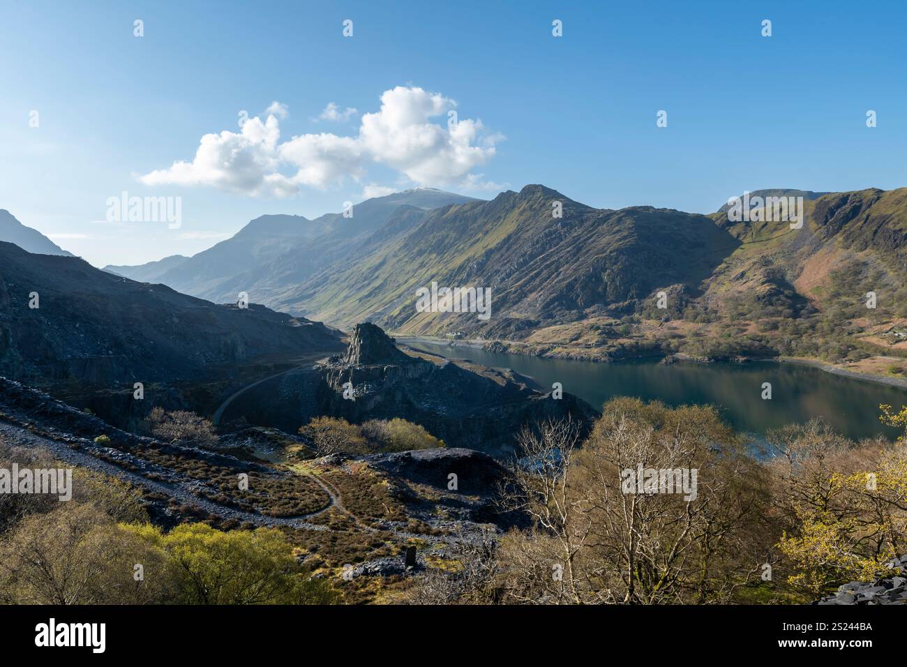 Suggestivo paesaggio intorno alla cava Dinorwig sopra la città di Llanberis, sulle montagne del Galles del Nord. Foto Stock