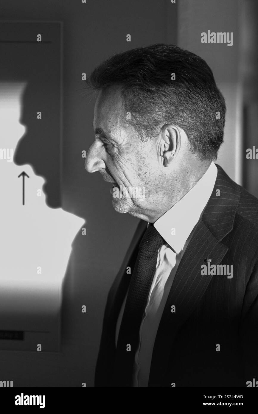 Parigi, Francia. 6 gennaio 2025. L'ex presidente francese Nicolas Sarkozy arriva al tribunale di Parigi, il 6 gennaio 2025, per l'audizione di apertura del suo processo con l'accusa di aver accettato finanziamenti illegali per campagne militari in un presunto patto con il defunto dittatore libico Moamer Kadhafi. Dodici sospettati sono in processo, tra cui ex collaboratori stretti, accusati di aver elaborato un patto con Kadhafi per finanziare illegalmente la vittoria elettorale di Sarkozy nel 2007. Negano le accuse. Crediti: Abaca Press/Alamy Live News Foto Stock
