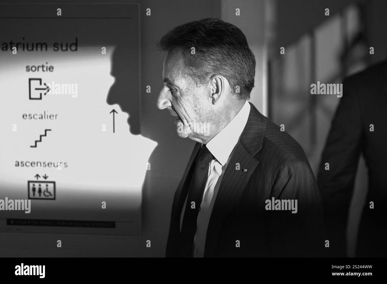 Parigi, Francia. 6 gennaio 2025. L'ex presidente francese Nicolas Sarkozy arriva al tribunale di Parigi, il 6 gennaio 2025, per l'audizione di apertura del suo processo con l'accusa di aver accettato finanziamenti illegali per campagne militari in un presunto patto con il defunto dittatore libico Moamer Kadhafi. Dodici sospettati sono in processo, tra cui ex collaboratori stretti, accusati di aver elaborato un patto con Kadhafi per finanziare illegalmente la vittoria elettorale di Sarkozy nel 2007. Negano le accuse. Crediti: Abaca Press/Alamy Live News Foto Stock