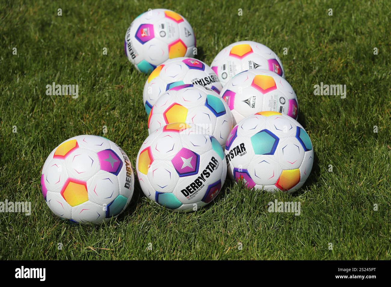 01.05.2024, Hannover, Niedersachsen, GER - Fussbaelle. Aussen, Aussenaufnahme, Baelle, Ballsport, Derbystar, Derbystar Bundesliga Brillant Replica, deutsch, deutschland, Europa, europaeisch, Freisteller, Freizeit, Freizeitbaelle, Fruehjahr, Fruehling, Fussbaelle, Gesellschaft, Gras, Hannover, Jahreszeit, Niedersachsen, niemand, QF, Querformat, Rasen, sport, Symbol, Symbolfoto, Symbolik, Symbolisch, Westeuropa, Wirtschaft 240501D536HANNOVER.JPG *** 01 05 2024, Hannover, bassa Sassonia, palloni da calcio GER all'aperto, tiro all'aperto, palle, sport di palla, Derbystar, Derbystar Bundesliga Brillant Replica, Germa Foto Stock