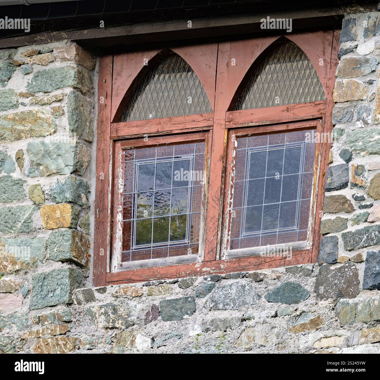 Vecchia finestra a doppi vetri con decorazioni a Wetzlar sul Lahn Foto Stock
