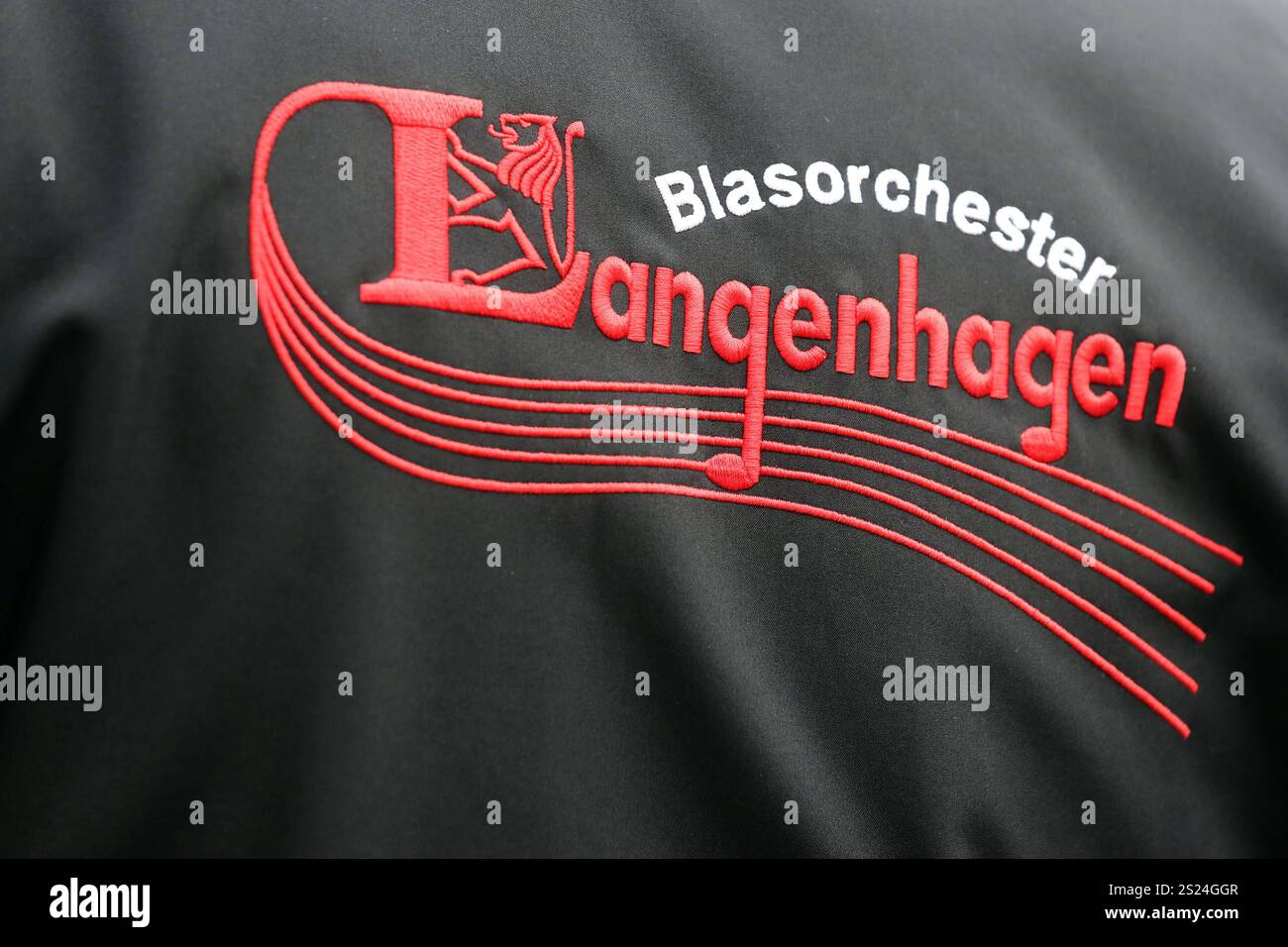 27.10.2024, Hannover, Niedersachsen, GER - Schriftzug Blasorchester Langenhagen auf einer Jacke. Aussen, Aussenaufnahme, Blaskapelle, Blasmusik, Blasorchester, Blasorchester Langenhagen, deutsch, deutschland, Europa, europaeisch, Gesellschaft, Hannover, Herbst, Jacke, Kultur, kulturell, Musik, Niedersachsen, QF, Querformat, Schriftzug, Westeuropa, Wirtschaft 241027D807HANNOVER.JPG *** 27 10 2024, Hannover, bassa Sassonia, GER lettering orchestra di ottoni Langenhagen su una giacca esterna, colpo esterno, banda di ottoni, musica di ottoni, orchestra di ottoni, orchestra di ottoni Langenhagen, tedesco, Germania, Europa, euro Foto Stock