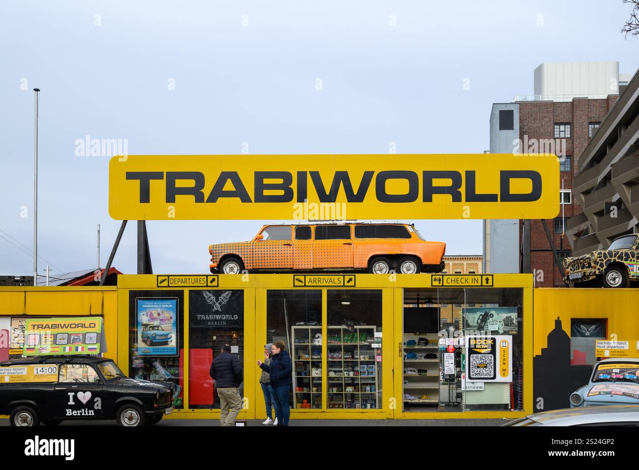 Museo Trabi di Berlino, dedicato alla storia della famosa Trabant prodotta nella Germania Est - DDR, durante la Guerra fredda, a Berlino, Germania su 1 J. Foto Stock