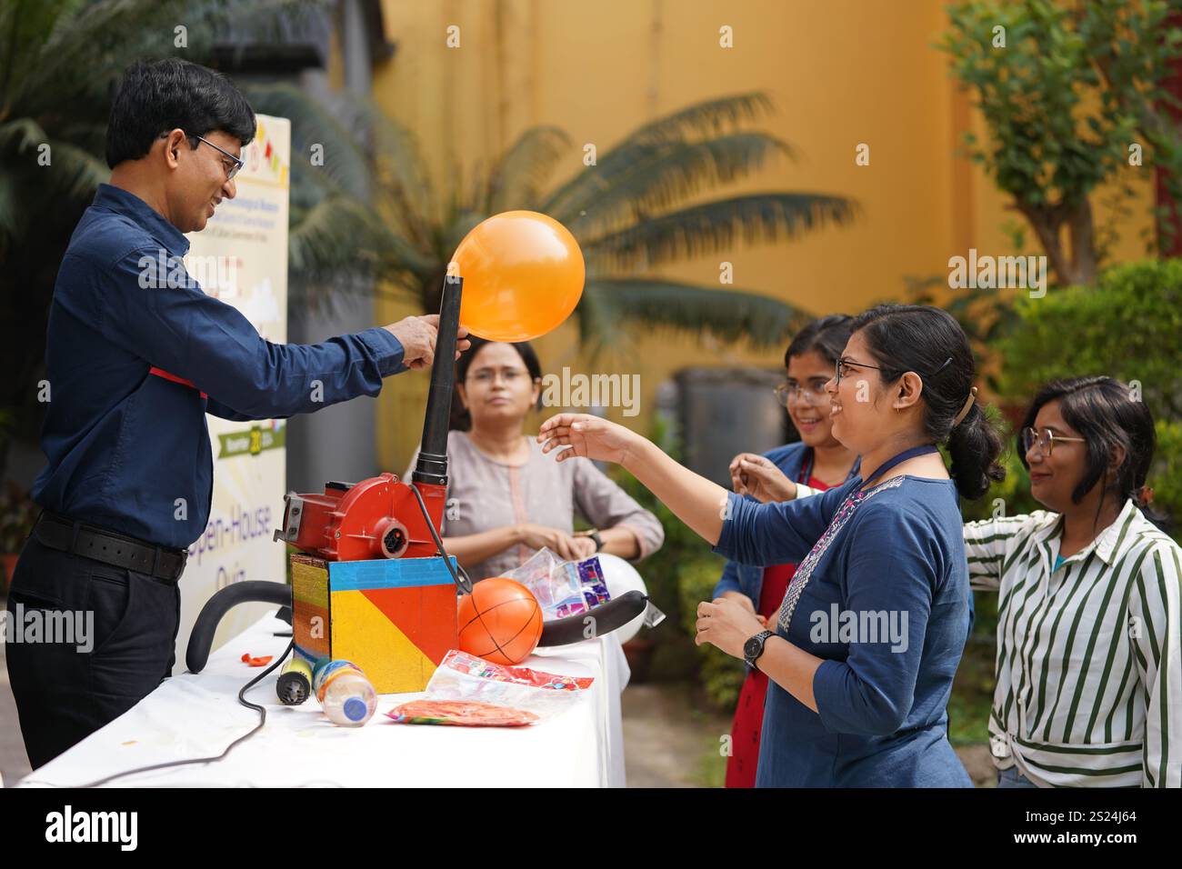 La mostra scientifica in mongolfiera è in corso di preparazione in inverno per i visitatori del Birla Industrial & Technological Museum. Kolkata, India. Foto Stock