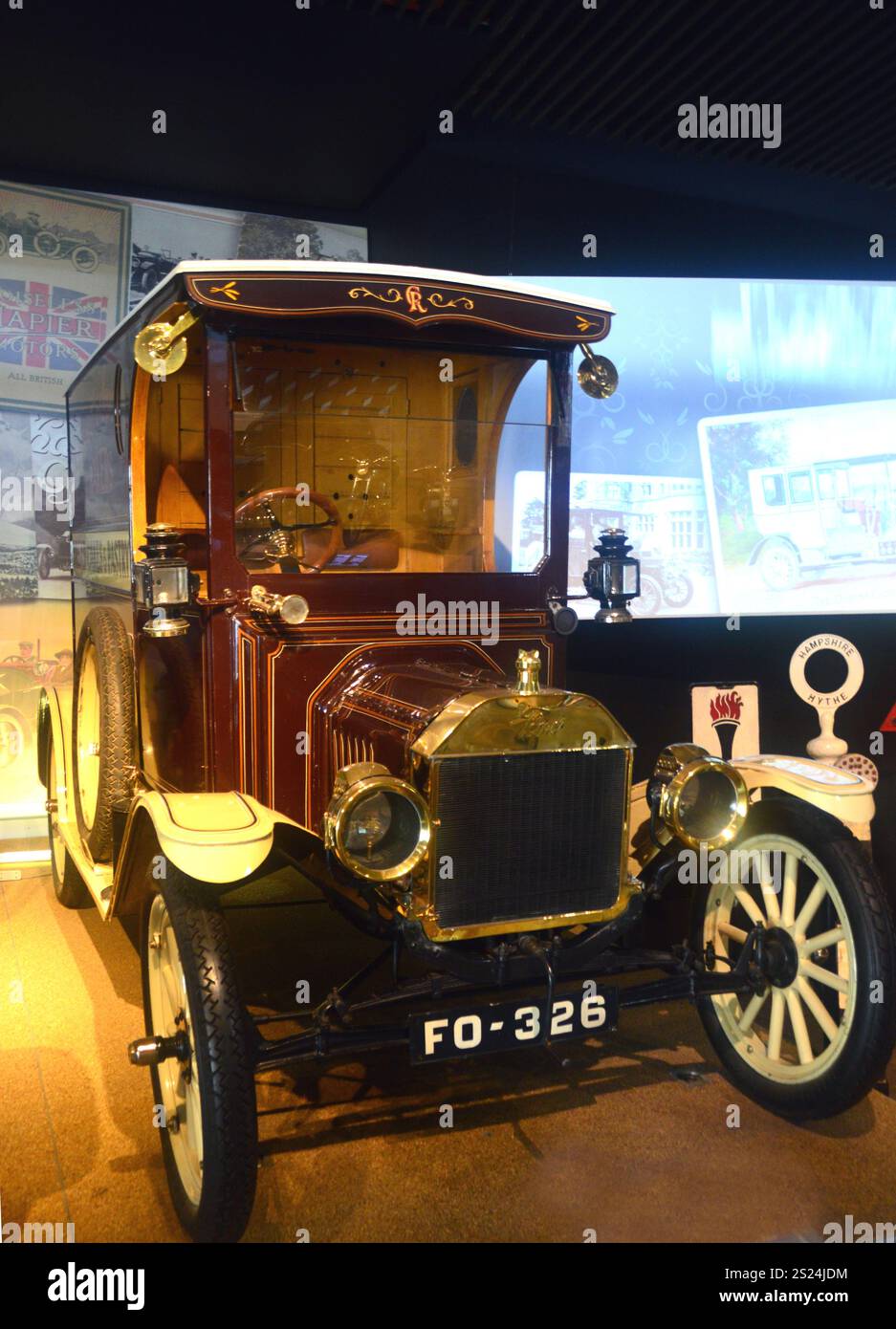 USA Ford Model T Van (1914) in mostra presso il National Motor Museum Trust, Beaulieu, Brockenhurst, Hampshire, Inghilterra, REGNO UNITO Foto Stock