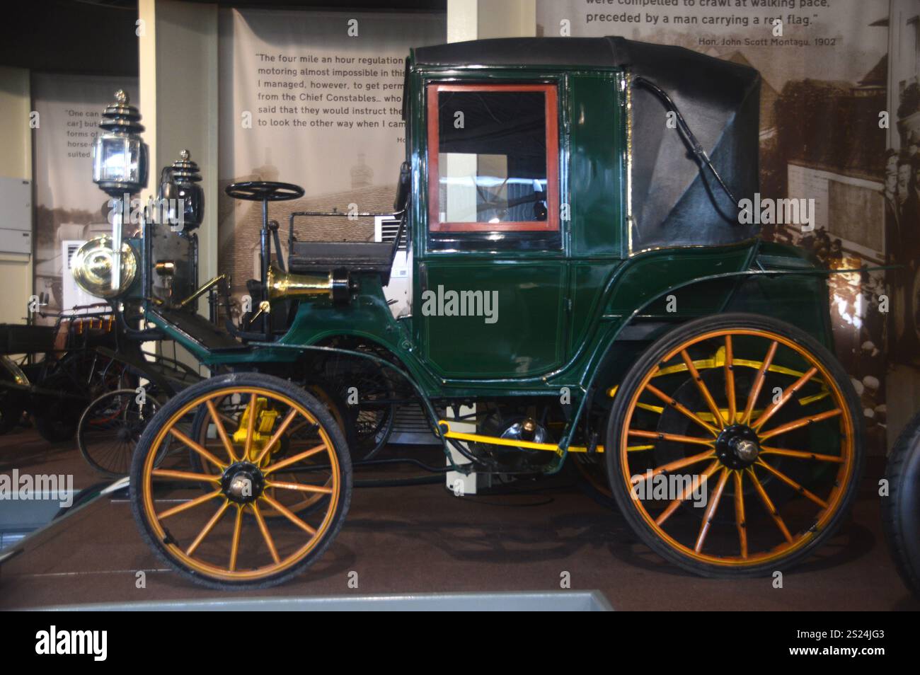 German Daimler Cannstatt Car (1898) in mostra presso il National Motor Museum Trust, Beaulieu, Brockenhurst, Hampshire, Inghilterra, REGNO UNITO. Foto Stock