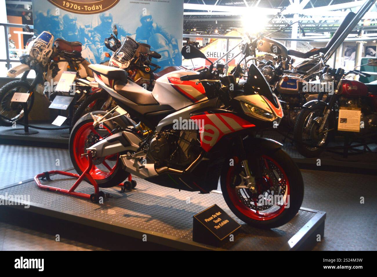 Red & White Italian Aprilia Tuono 660 Factory Motorbike (2024) in mostra al National Motor Museum Trust, Beaulieu, Brockenhurst, Hampshire, Regno Unito. Foto Stock