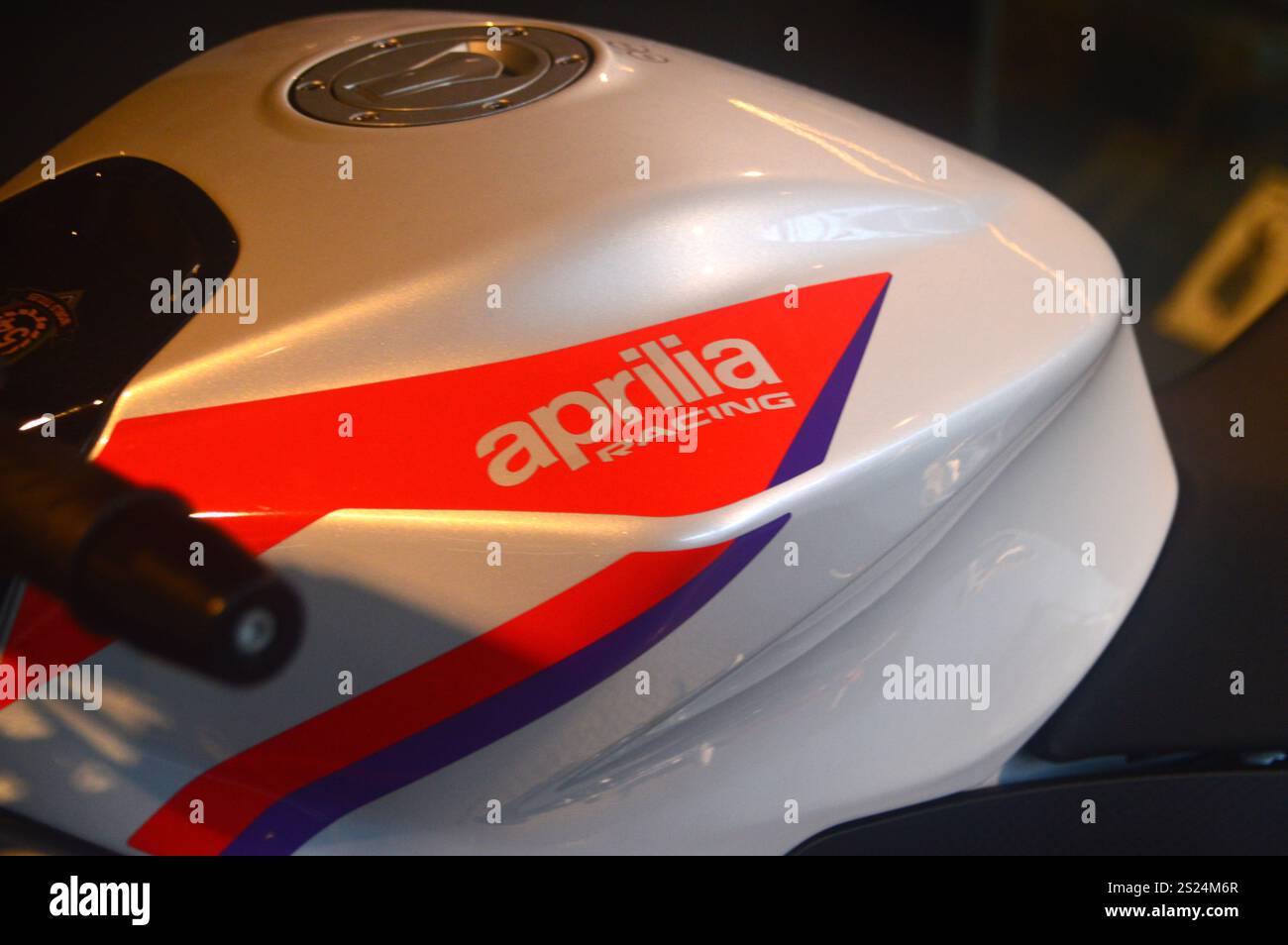 Red & White Italian Aprilia Tuono 660 Factory Motorbike (2024) in mostra al National Motor Museum Trust, Beaulieu, Brockenhurst, Hampshire, Regno Unito. Foto Stock