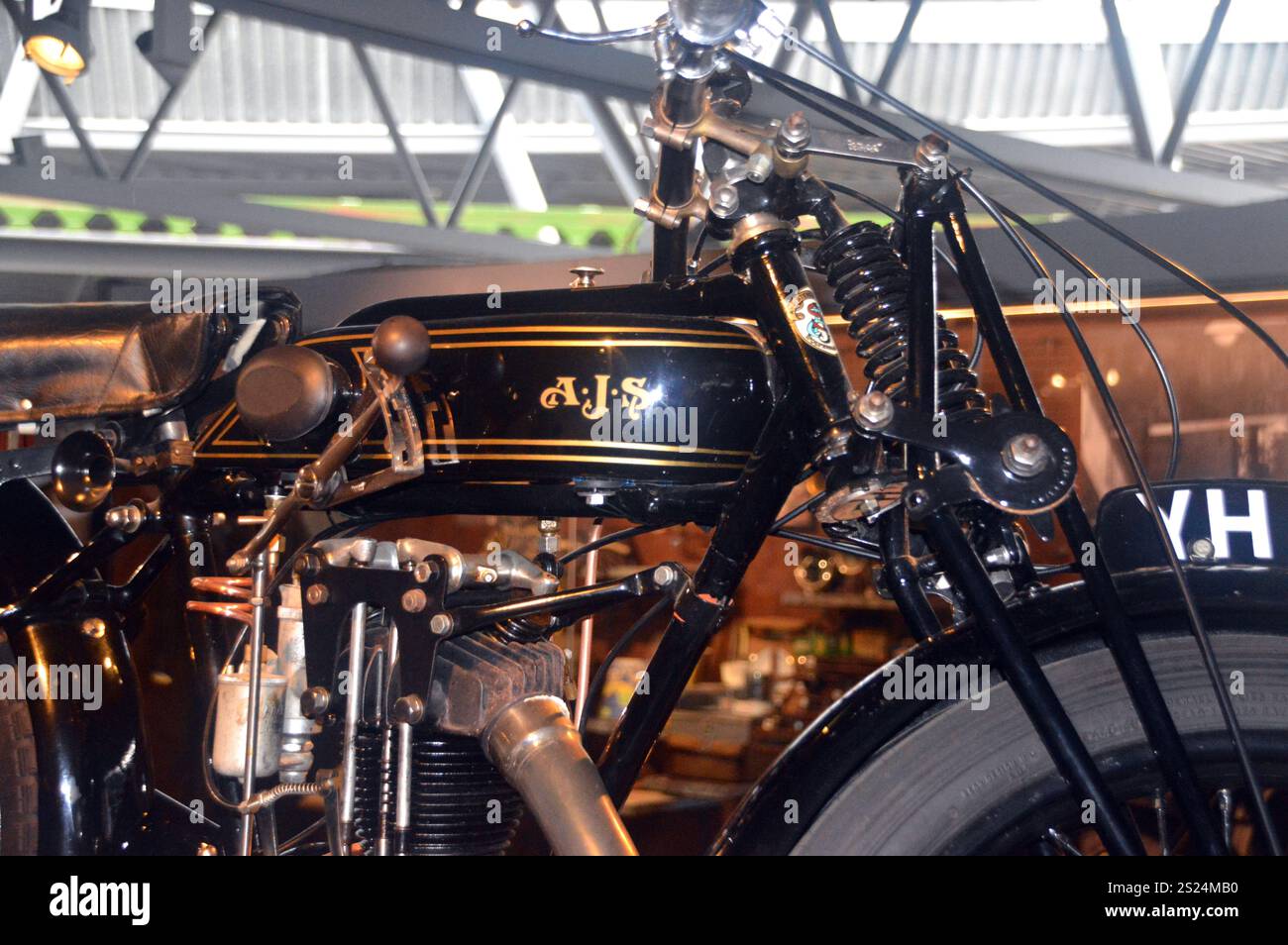 Black Old Classic British AJS H6 «Big Port» (1927) motocicletta in mostra presso il National Motor Museum Trust, Beaulieu, Brockenhurst, Hampshire, Regno Unito. Foto Stock