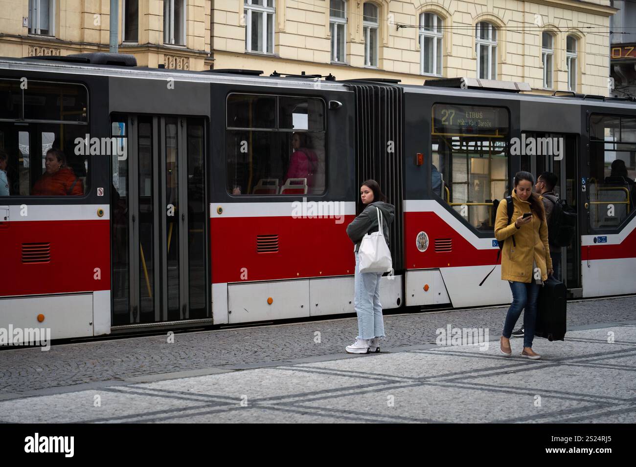 Praga, Repubblica Ceca. 4 ottobre 2024 - persone in attesa presso una fermata del tram in Milady Horakove Street Foto Stock