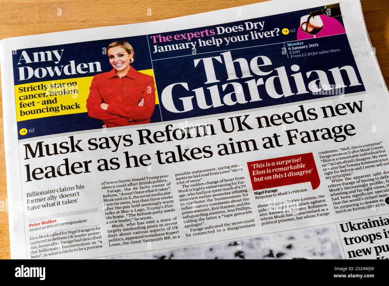 6 gennaio 2025. Il titolo di Guardian è Musk dice che Reform UK ha bisogno di un nuovo leader mentre prende di mira Farage. Foto Stock