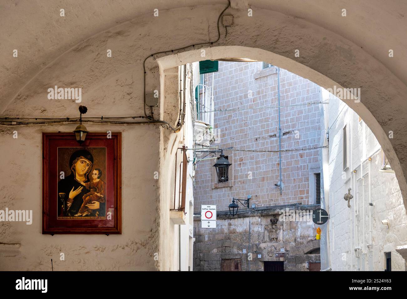 Un'edicola sacra nel centro storico di Monopoli, in Italia Foto Stock