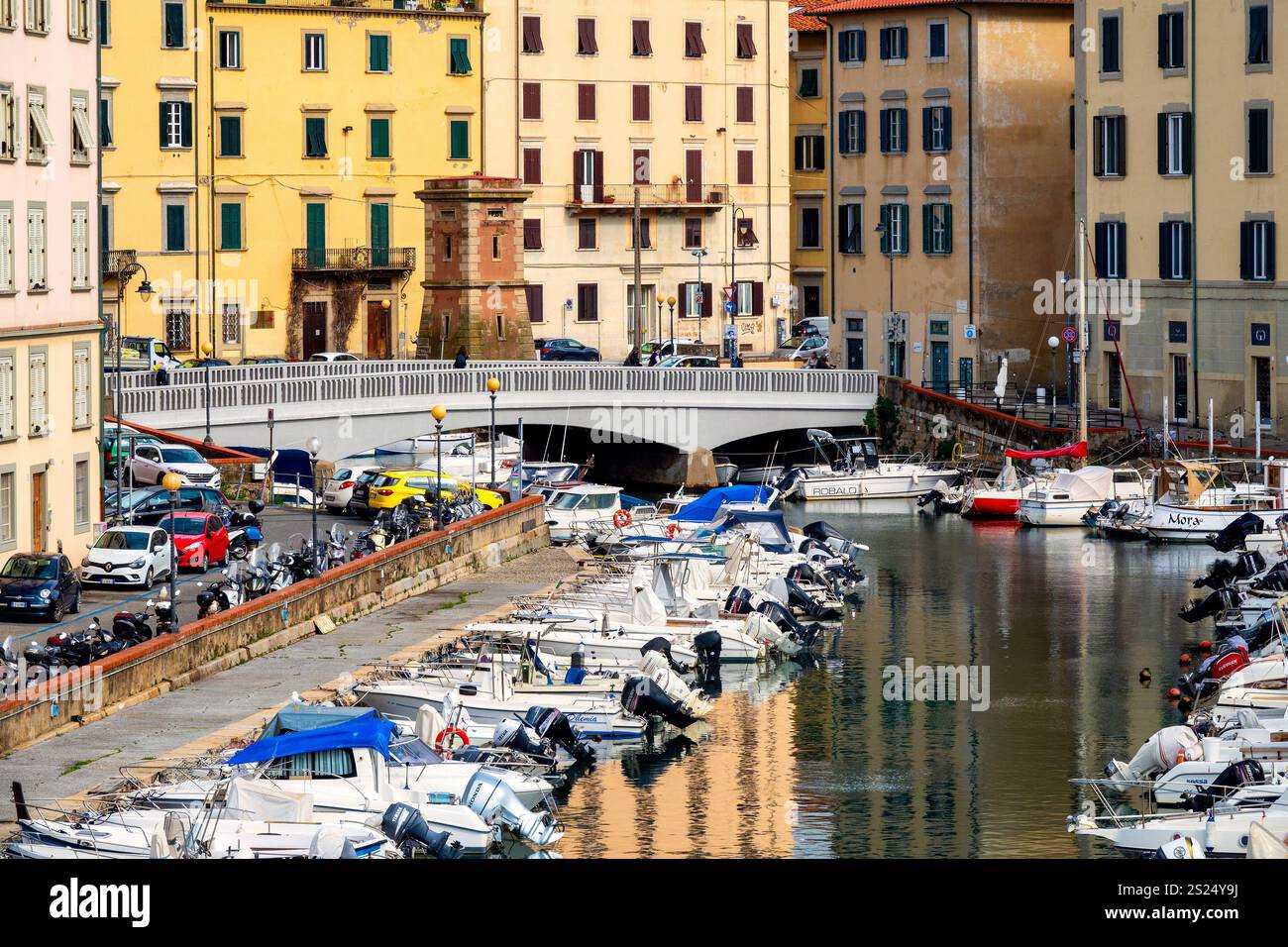 Una vista del quartiere Venezia a Livorno, in Italia, con i suoi canali storici, i ponti e gli edifici sul lungomare. Foto Stock