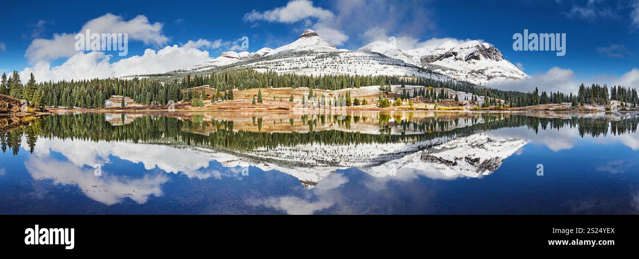 Lago Molas, San Juan Mountains, Colorado, Stati Uniti splendido lago con panorama rifrangente Foto Stock