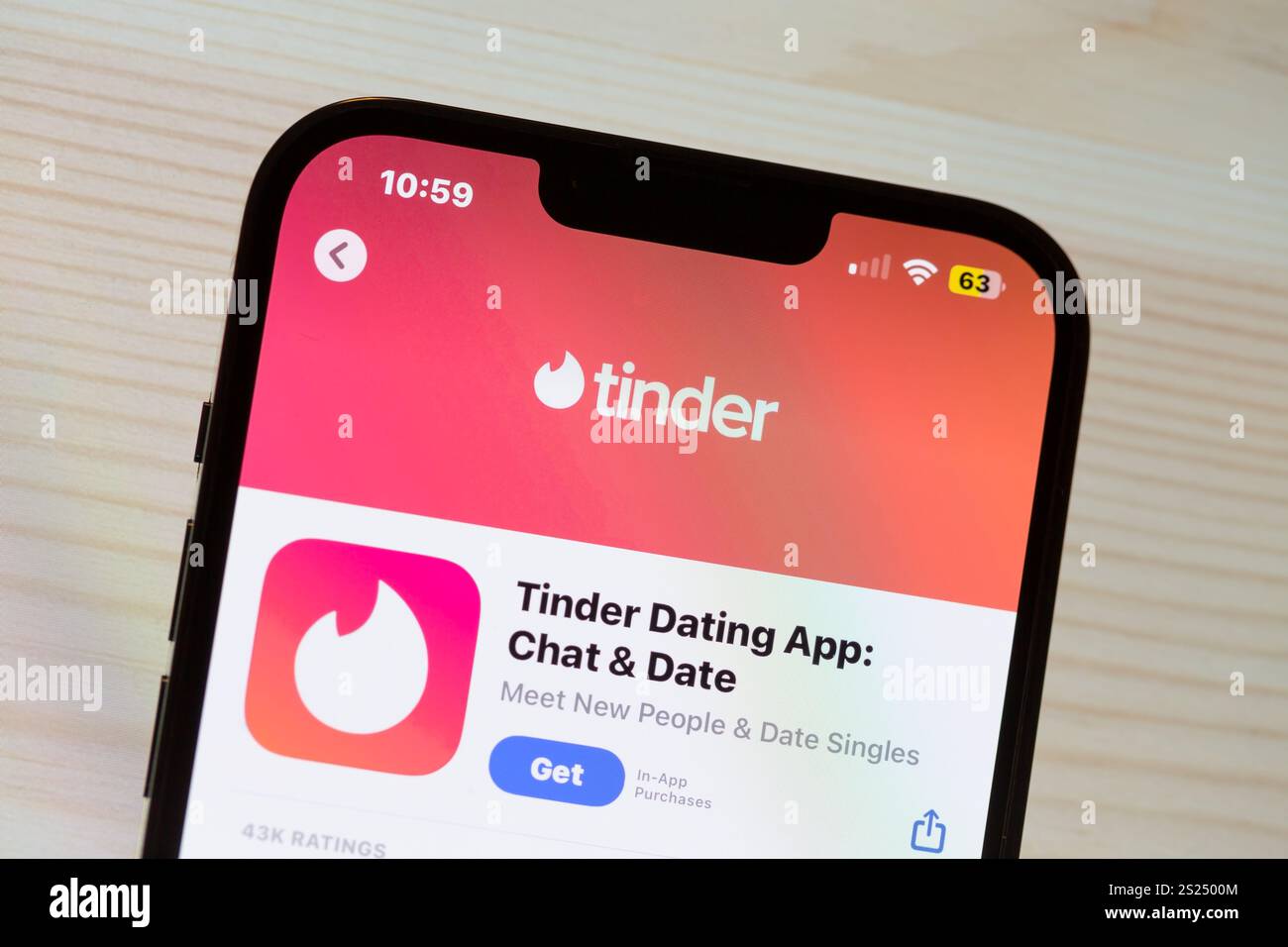 Ostersund, Svezia - 4 gennaio 2025. App per incontri Tinder su uno smartphone. Tinder è un'applicazione di incontri online e di geosocial networking lanciata nel 2012. Foto Stock