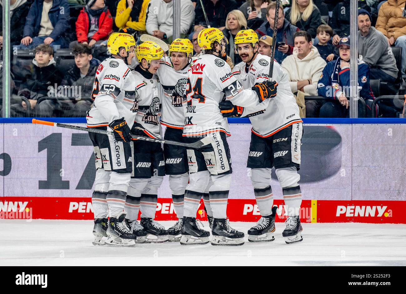 Die Frankfurter bejubeln mit Dennis Lobach (Loewen Frankfurt, #26) dessen Tor zum 1:2. GER, EHC Red Bull Muenchen vs. Loewen Frankfurt, Eishockey, DEL, 34. Spieltag, Saison 2024/2025, 06.01.2025. Foto: Eibner-Pressefoto/Heike Feiner Foto Stock
