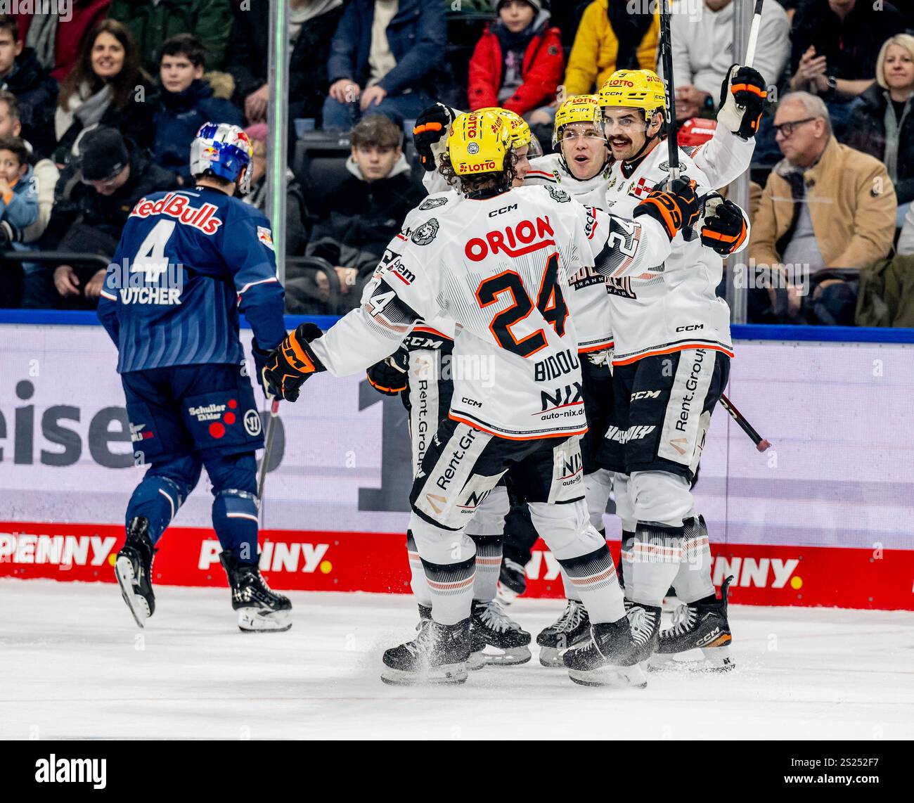 Die Frankfurter bejubeln mit Dennis Lobach (Loewen Frankfurt, #26) dessen Tor zum 1:2. GER, EHC Red Bull Muenchen vs. Loewen Frankfurt, Eishockey, DEL, 34. Spieltag, Saison 2024/2025, 06.01.2025. Foto: Eibner-Pressefoto/Heike Feiner Foto Stock