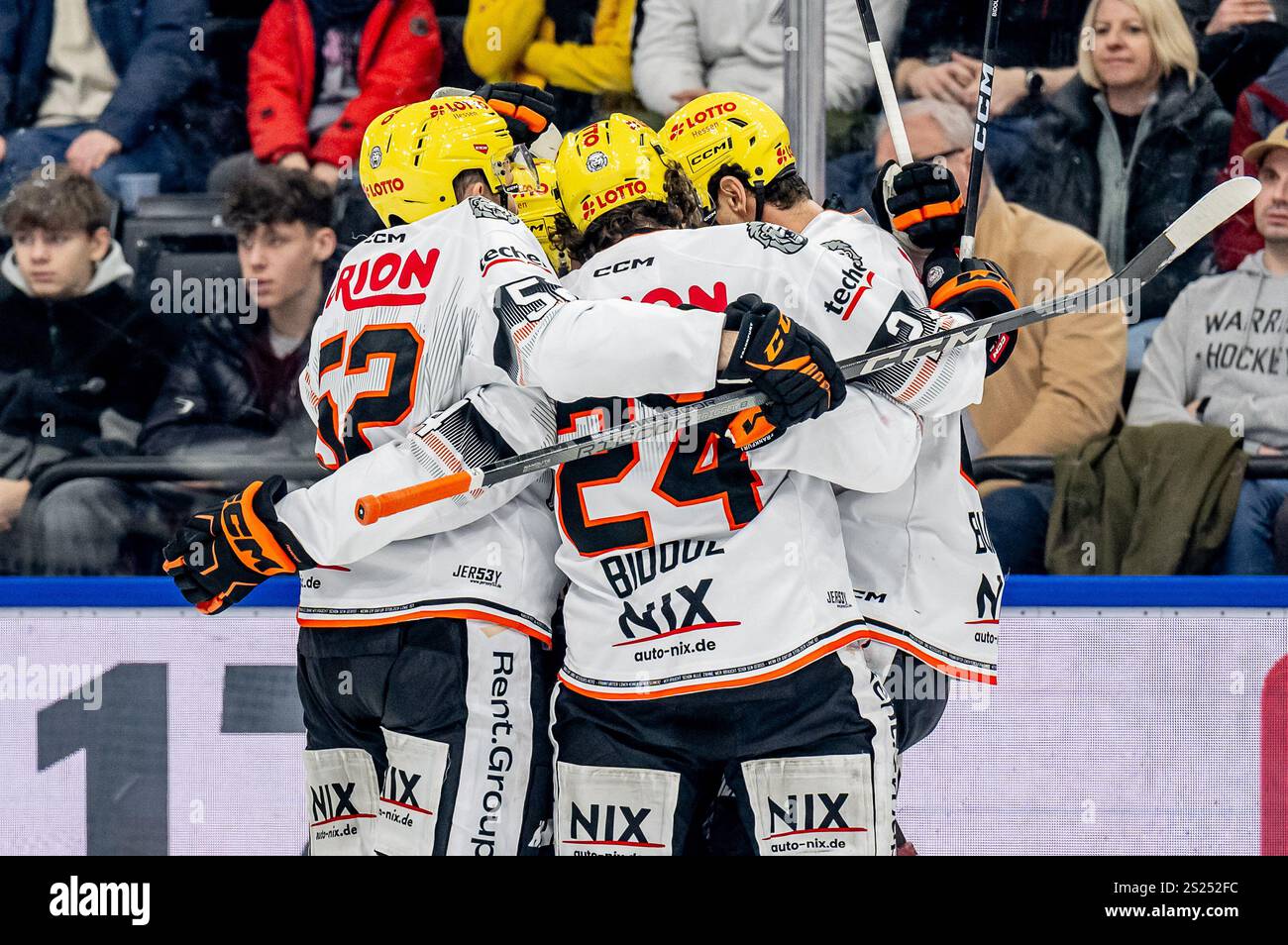 Die Frankfurter bejubeln mit Dennis Lobach (Loewen Frankfurt, #26) dessen Tor zum 1:2. GER, EHC Red Bull Muenchen vs. Loewen Frankfurt, Eishockey, DEL, 34. Spieltag, Saison 2024/2025, 06.01.2025. Foto: Eibner-Pressefoto/Heike Feiner Foto Stock