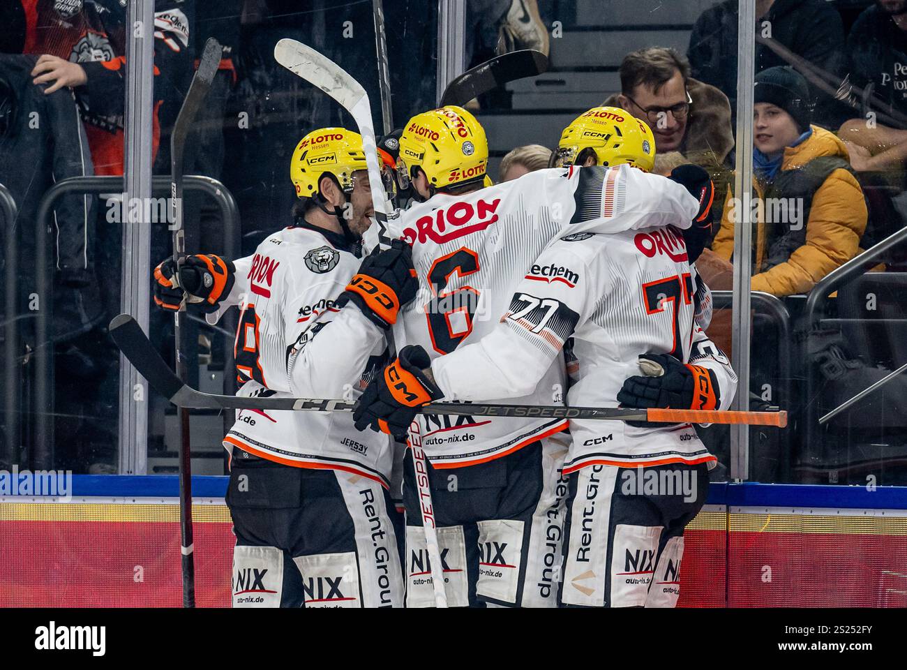 Die Frankfurter bejubeln mit Cameron Brace (Loewen Frankfurt, #86) dessen Tor zum 0:1. GER, EHC Red Bull Muenchen vs. Loewen Frankfurt, Eishockey, DEL, 34. Spieltag, Saison 2024/2025, 06.01.2025. Foto: Eibner-Pressefoto/Heike Feiner Foto Stock