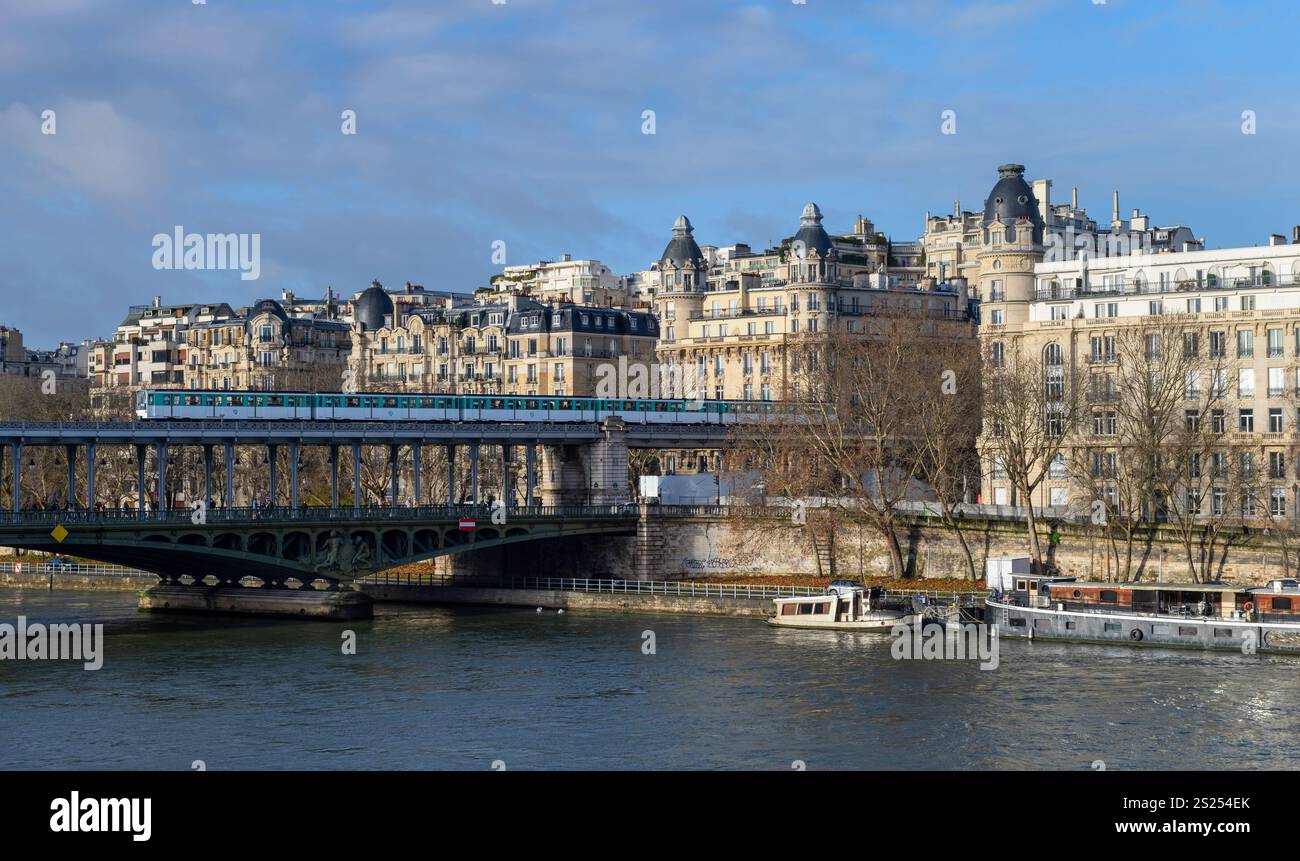 Treno della metropolitana sul Pont de Bir Hakeim a Parigi Foto Stock