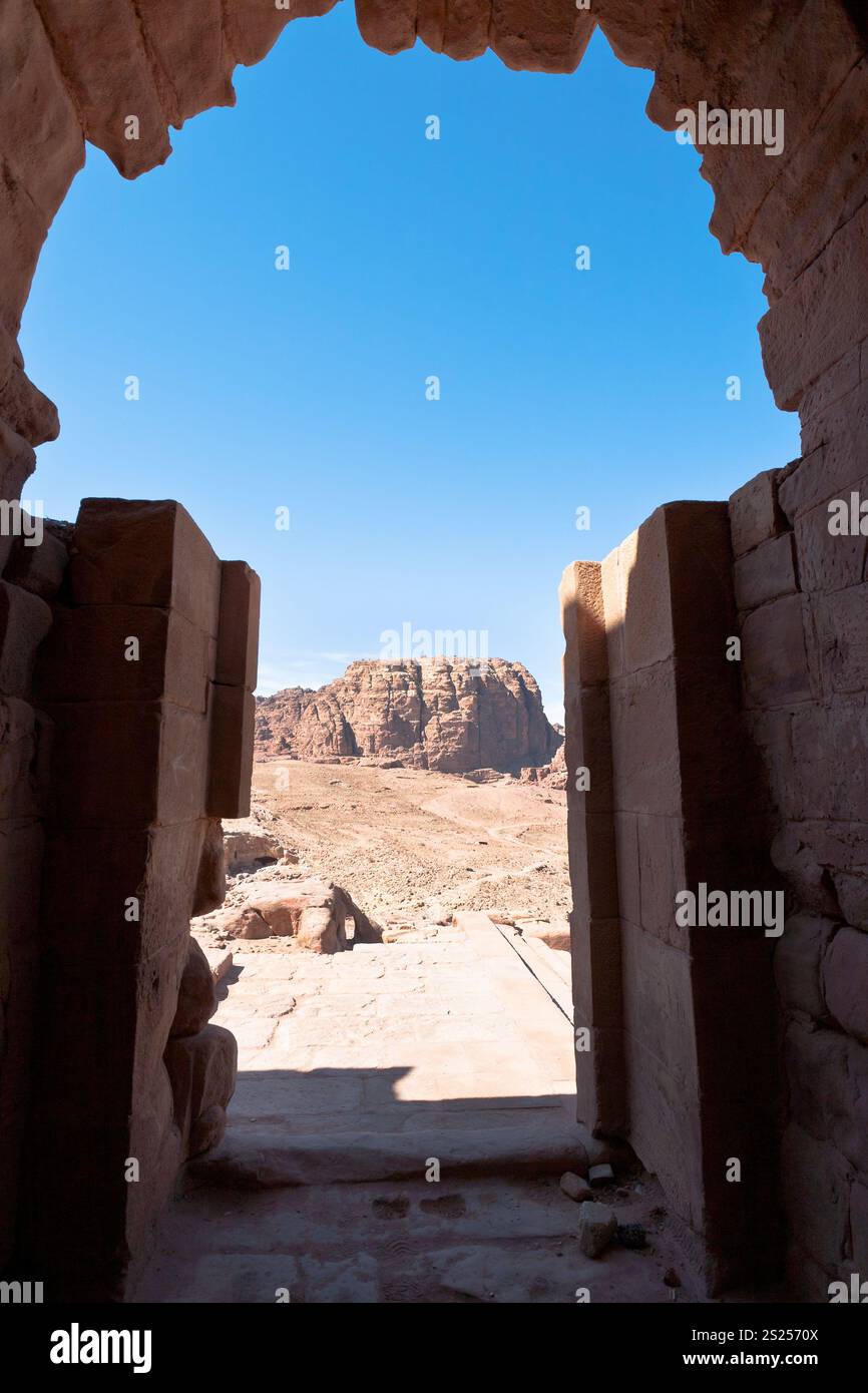 Vista dall'Urna tomba per dessert di montagna in Petra, Giordania Foto Stock