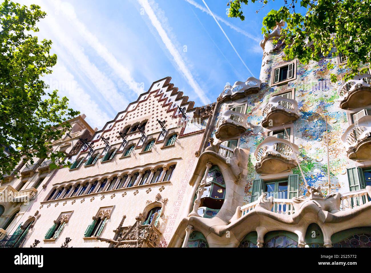 BARCELLONA - APRILE 26: Casa Batllo e Ametller il 26 aprile 2012 a Barcellona. Edifici restaurati e costruiti da Antoni Gaudi, Josep Maria Ju Foto Stock