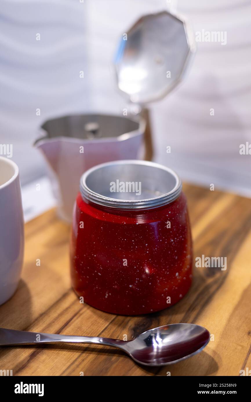 preparare il caffè in una caffettiera su un piano cottura elettrico e il caffè mattutino in una caffettiera Foto Stock