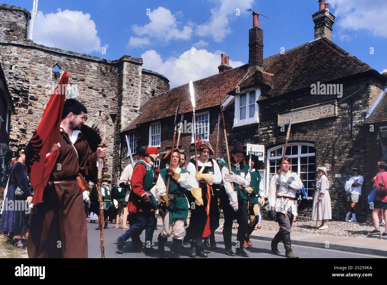 Processione al Medieval Festival, Rye Landgate, East Sussex, Inghilterra, Regno Unito circa 1990 Foto Stock