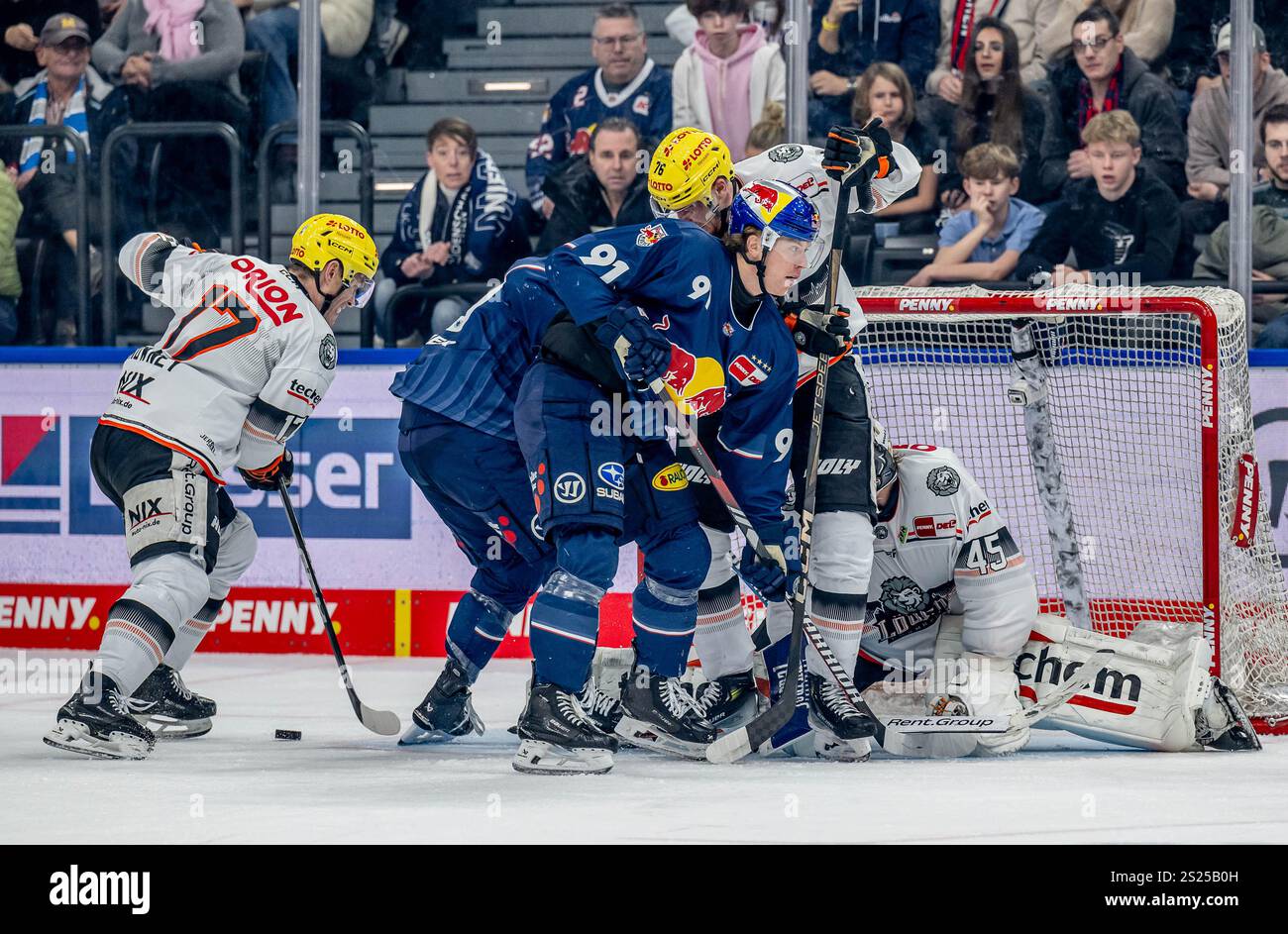 Maximilian Daubner (EHC Red Bull Muenchen, #70) und Filip Varejcka (EHC Red Bull Muenchen, #91) verpassen hier gegen die Frankfurter Abwehr um Jussi Olkinuora (Torwart, Loewen Frankfurt, #45). GER, EHC Red Bull Muenchen vs. Loewen Frankfurt, Eishockey, DEL, 34. Spieltag, Saison 2024/2025, 06.01.2025. Foto: Eibner-Pressefoto/Heike Feiner Foto Stock