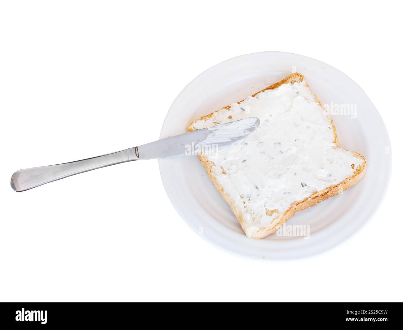 Sandwich di pane tostato e formaggio a pasta morbida con erbe su piastra bianca, coltello da tavola isolati su sfondo bianco Foto Stock