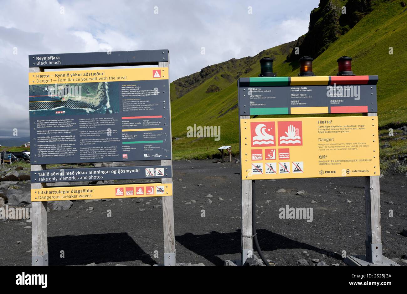Reynisfjara (spiaggia nera), segnali di pericolo per le onde delle sneaker. Vik i Myrdal, Islanda. Foto Stock