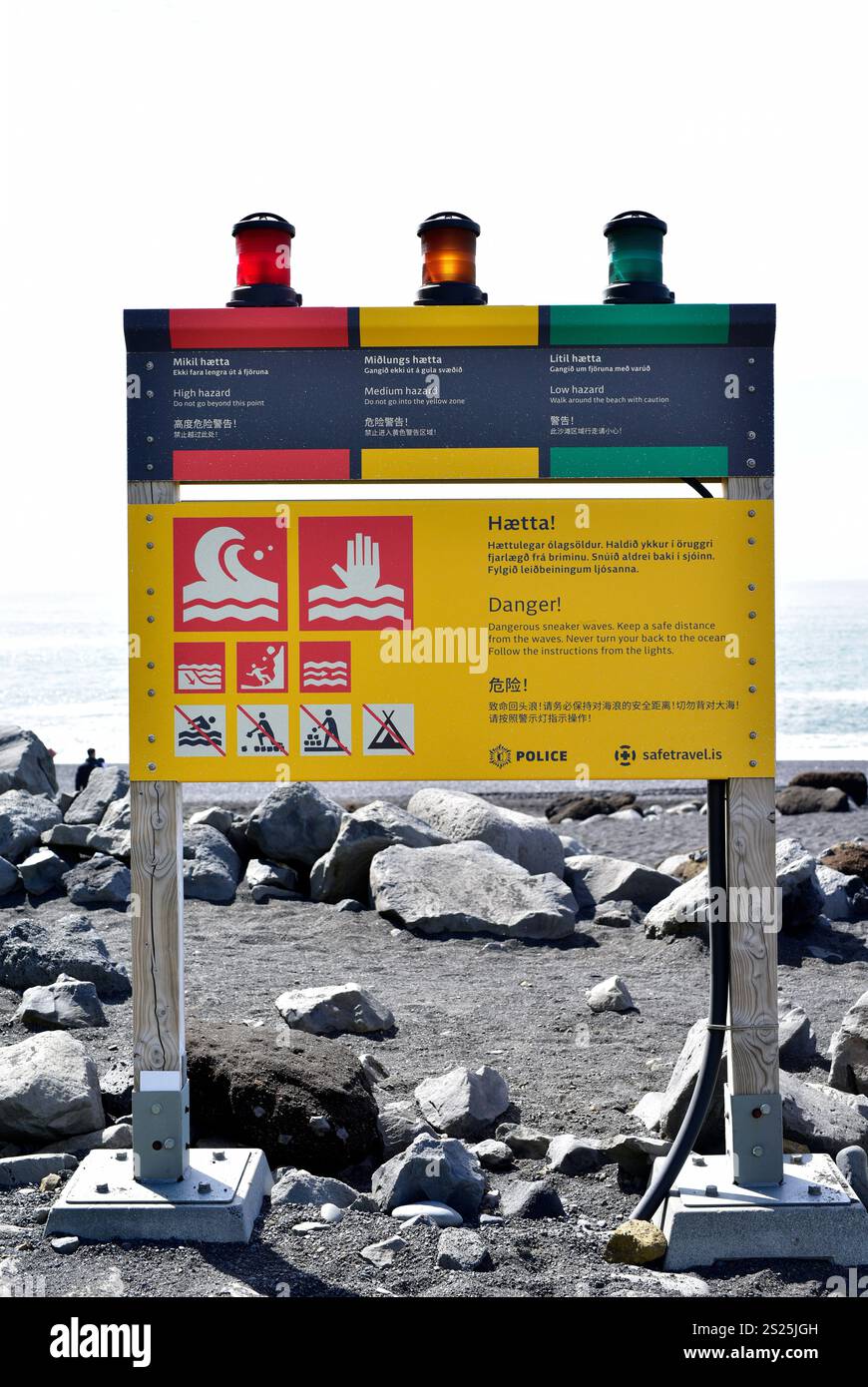 Reynisfjara (spiaggia nera), segnale di pericolo per le onde delle sneaker. Vik i Myrdal, Islanda. Foto Stock